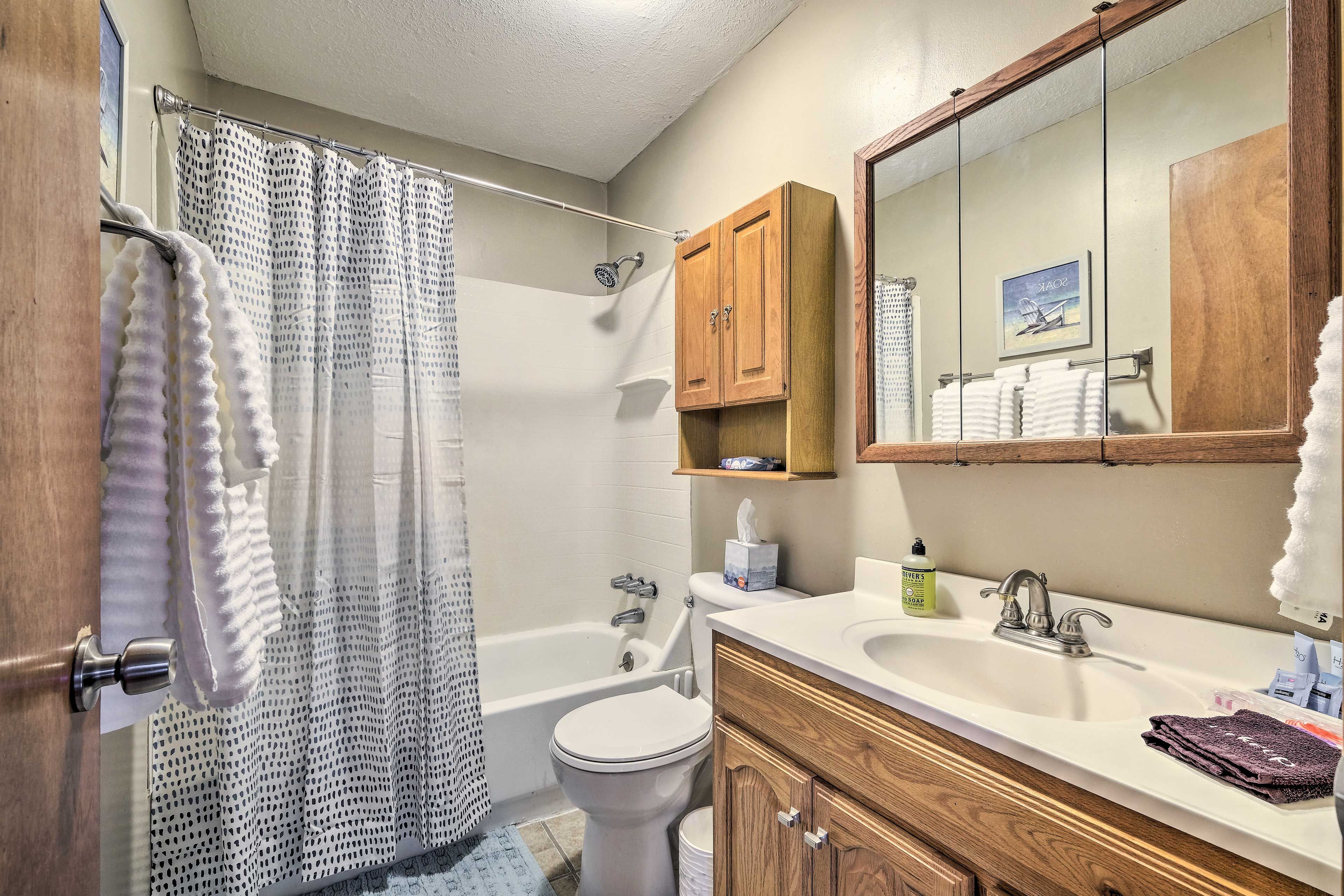 Full Bathroom | Towels Provided
