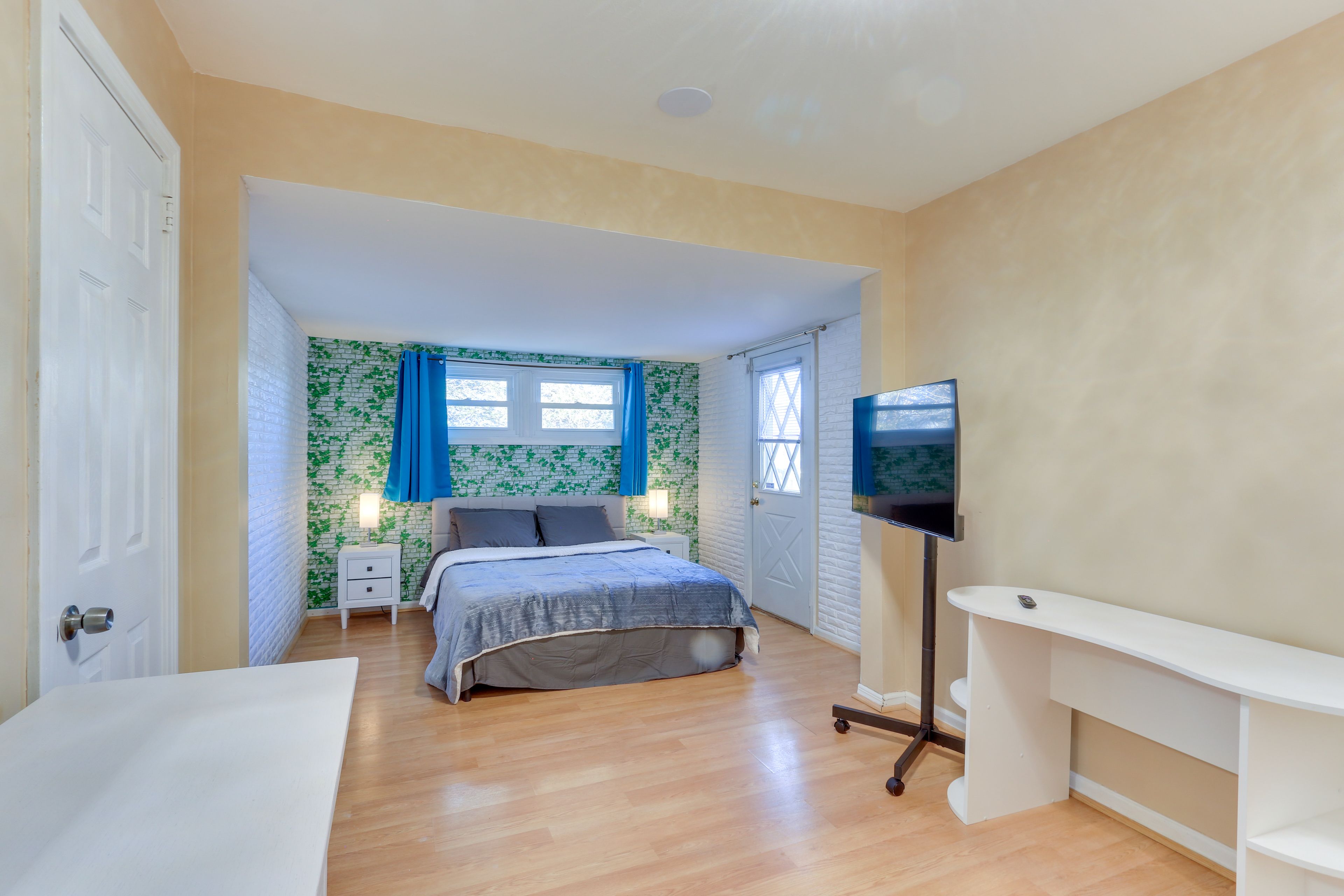 Bedroom 1 | Main Level | Queen Bed