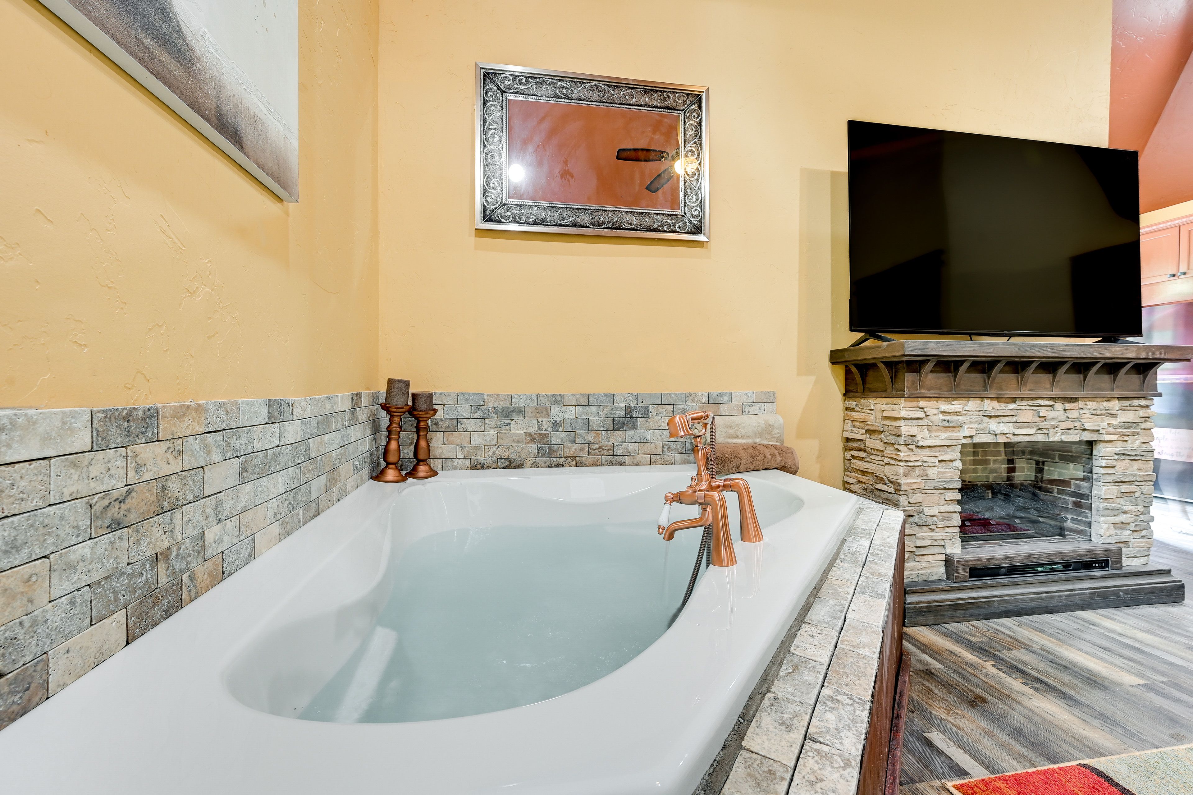 Studio | Jetted Tub | Smart TV | Electric Fireplace