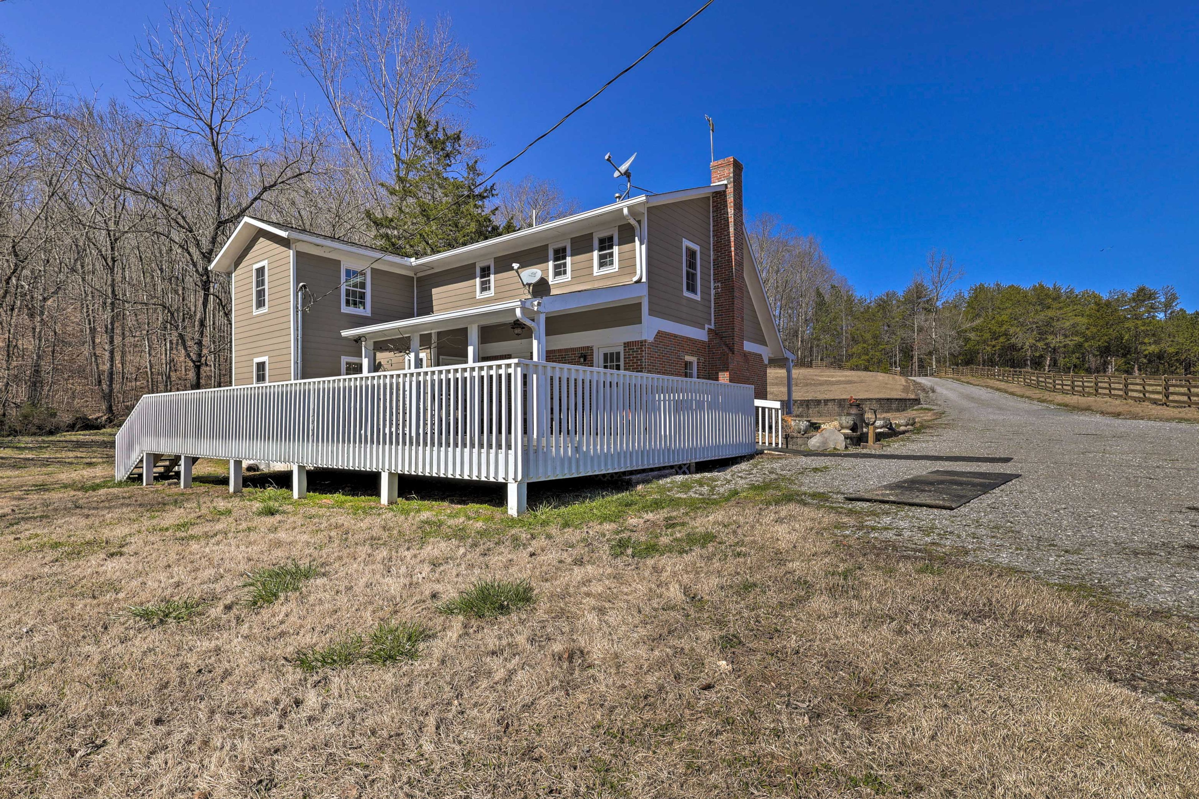 Parking | Driveway (10 Vehicles) | RV/Trailer Parking Allowed On-Site