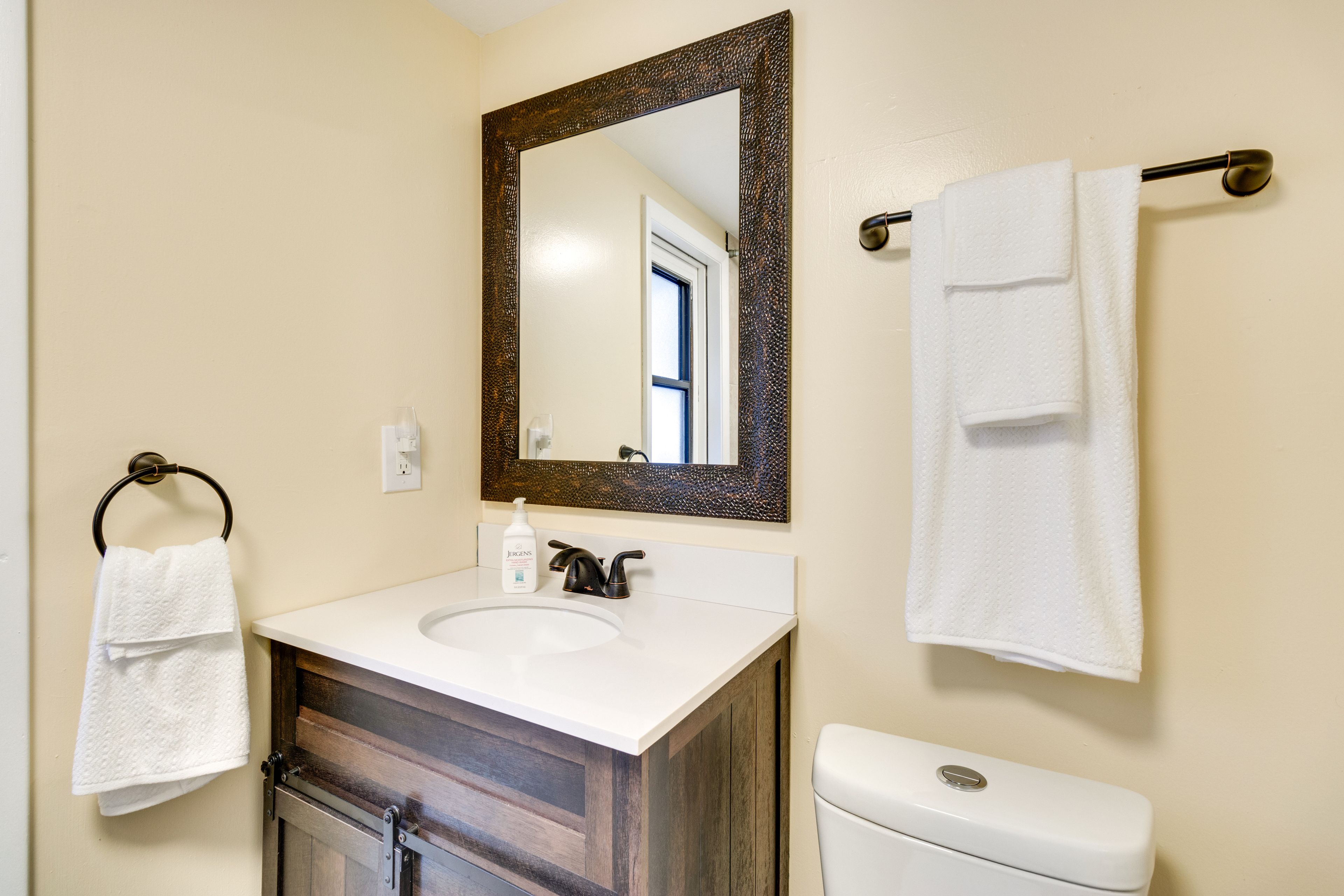 Full Bathroom | Towels Provided | Complimentary Toiletries