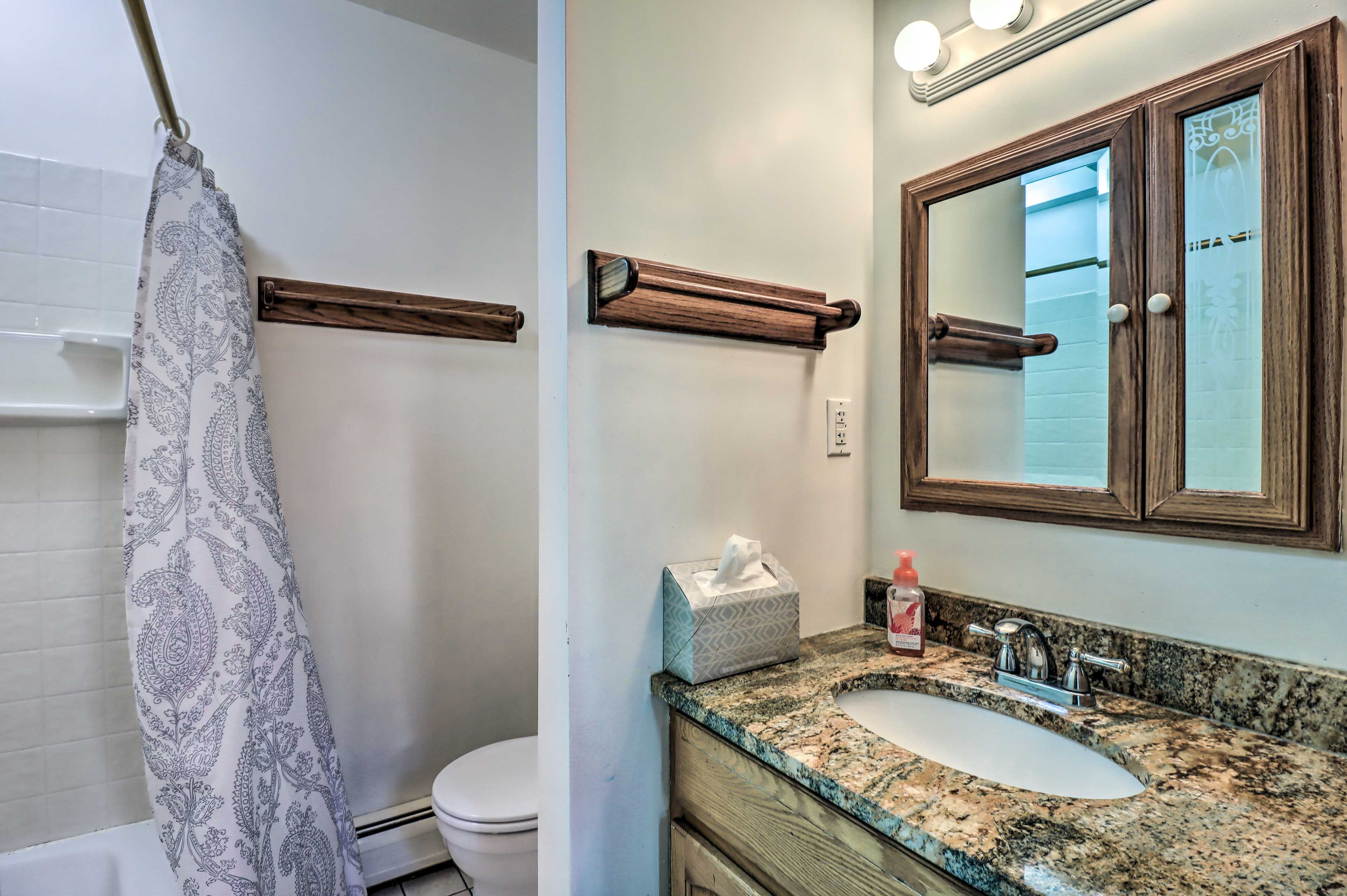 Full Bathroom | 1st Floor | Complimentary Toiletries | Towels Provided