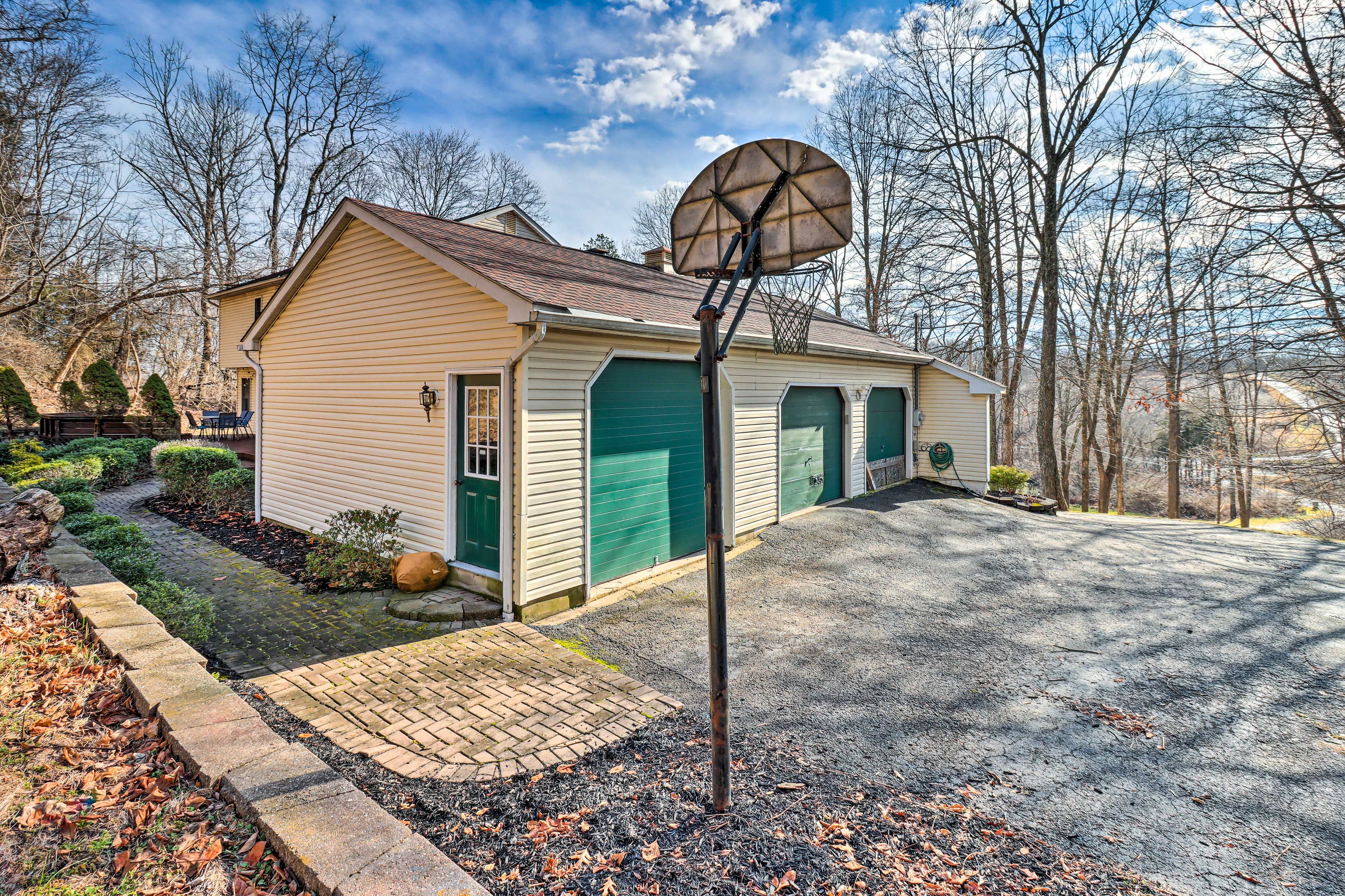 Property Exterior | Driveway (5 Vehicles)