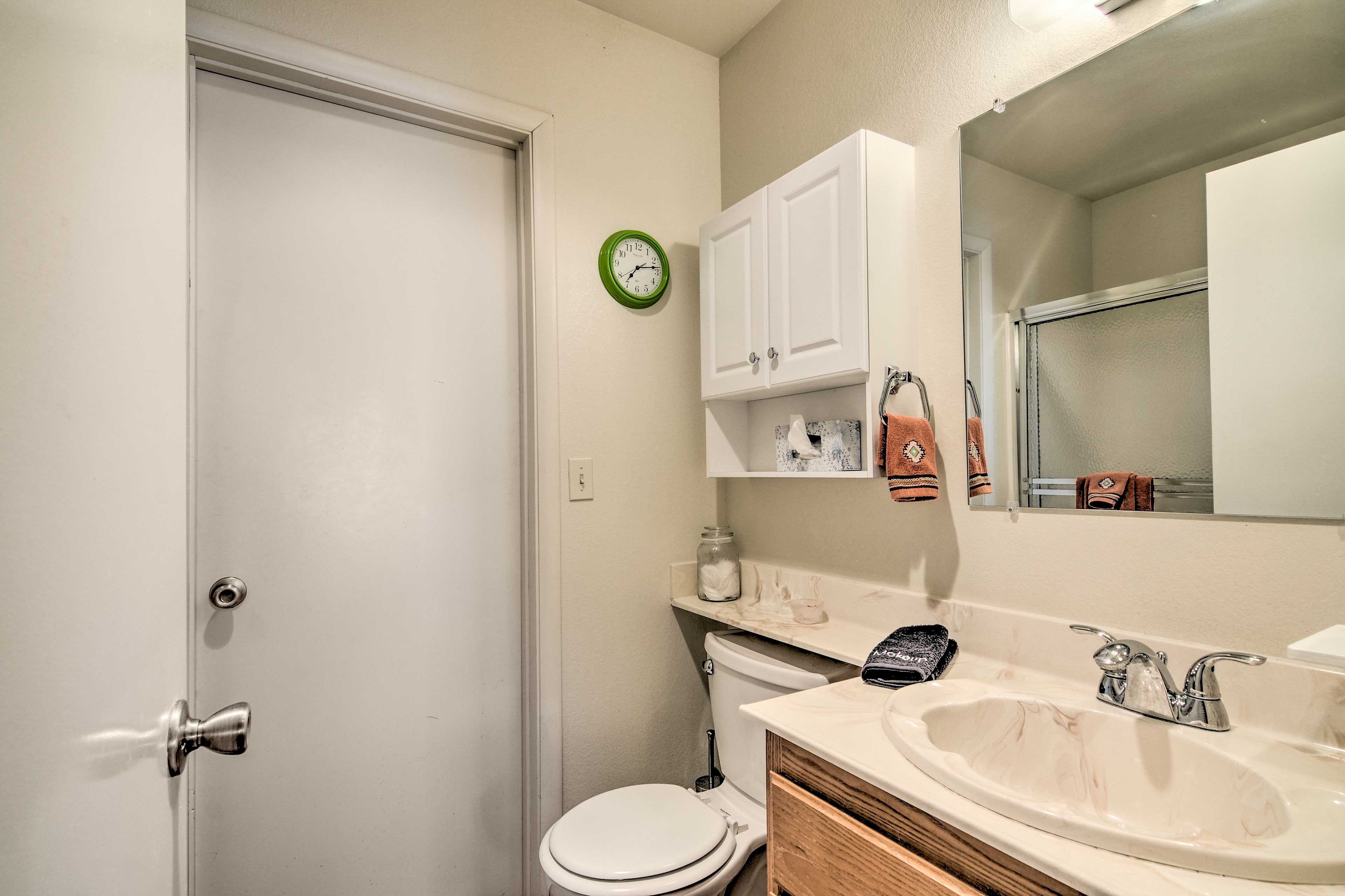Full Bathroom | Towels Provided | Complimentary Toiletries