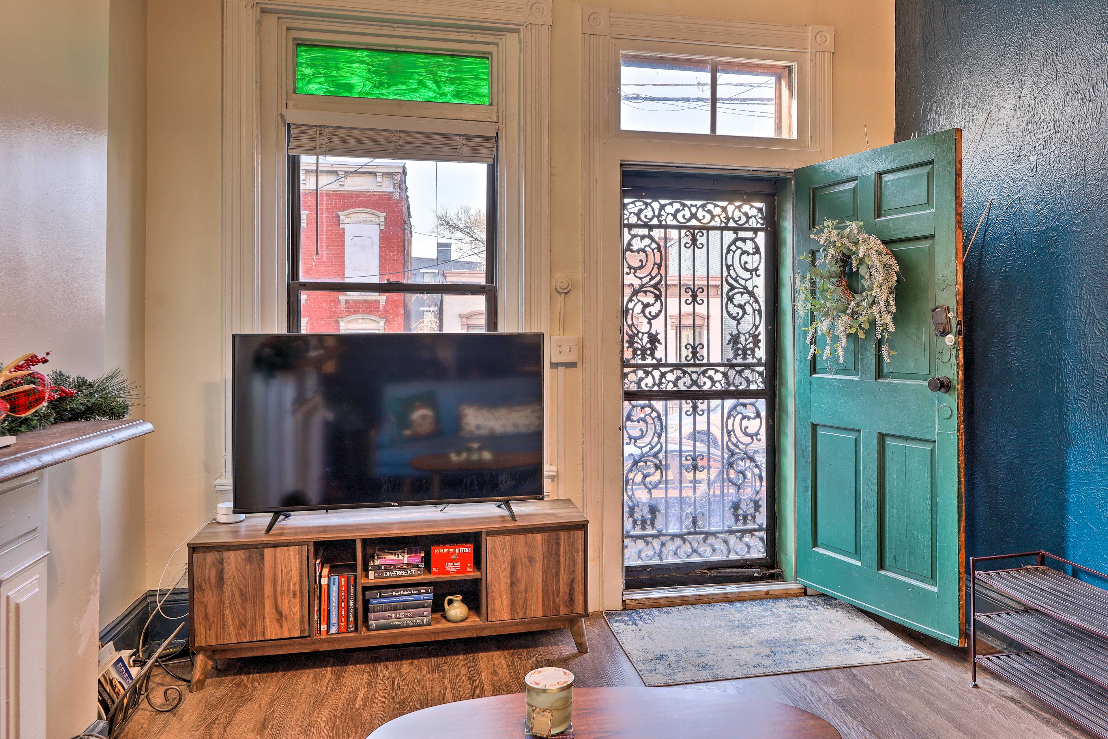 Living Room | Smart TV | Free WiFi | Central A/C & Heating | Full Futon