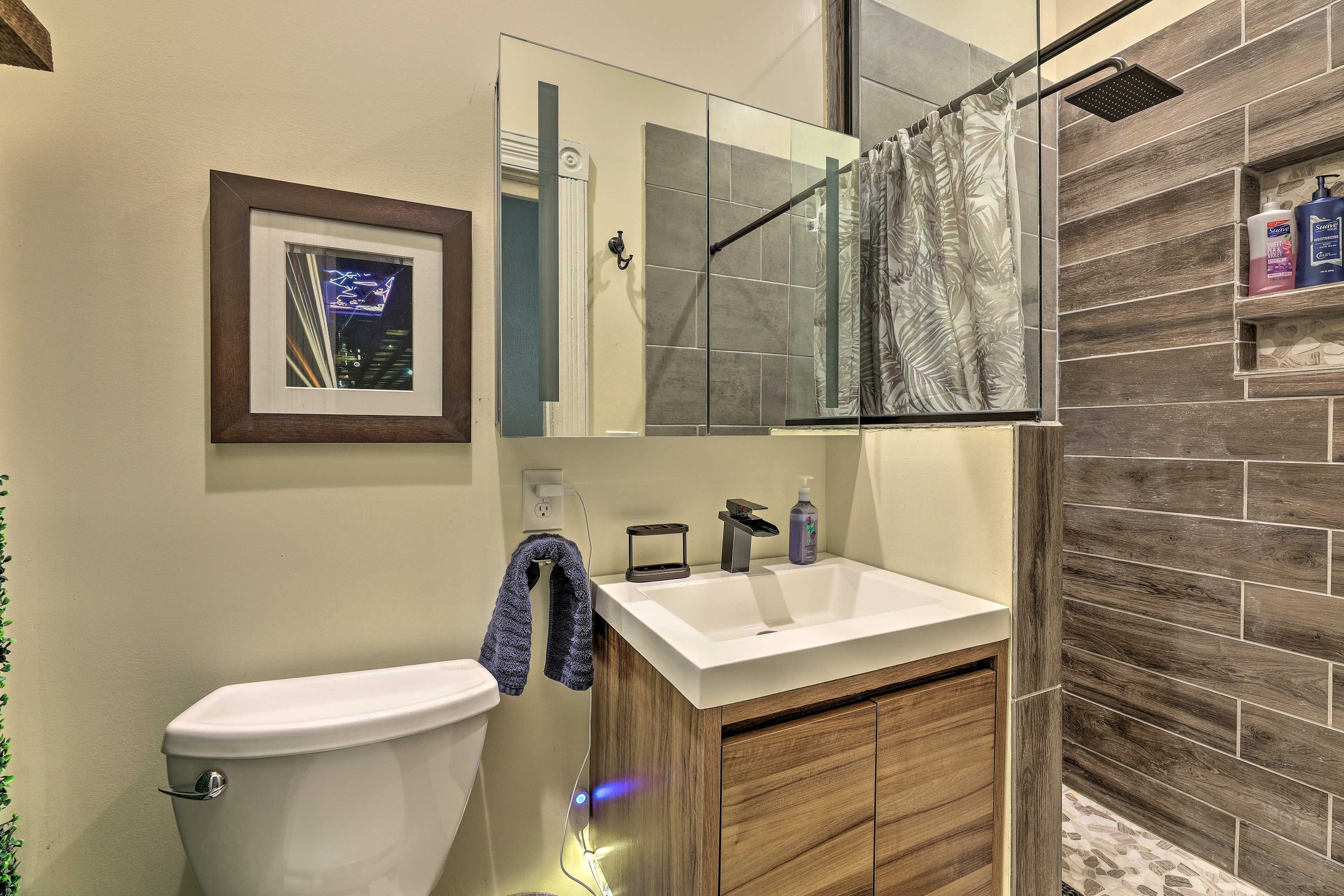Full Bathroom | Towels Provided