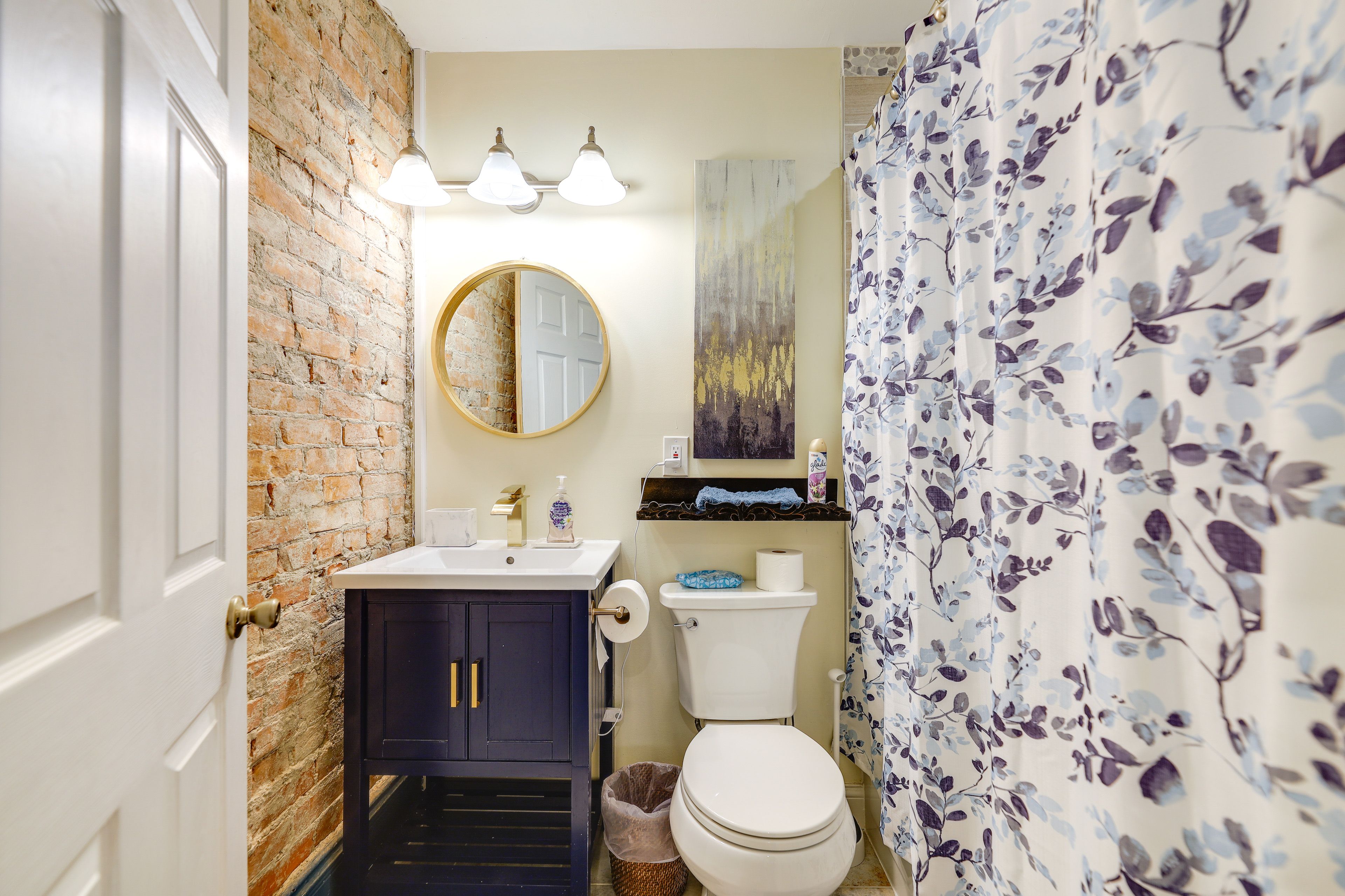 Full Bathroom | Complimentary Toiletries