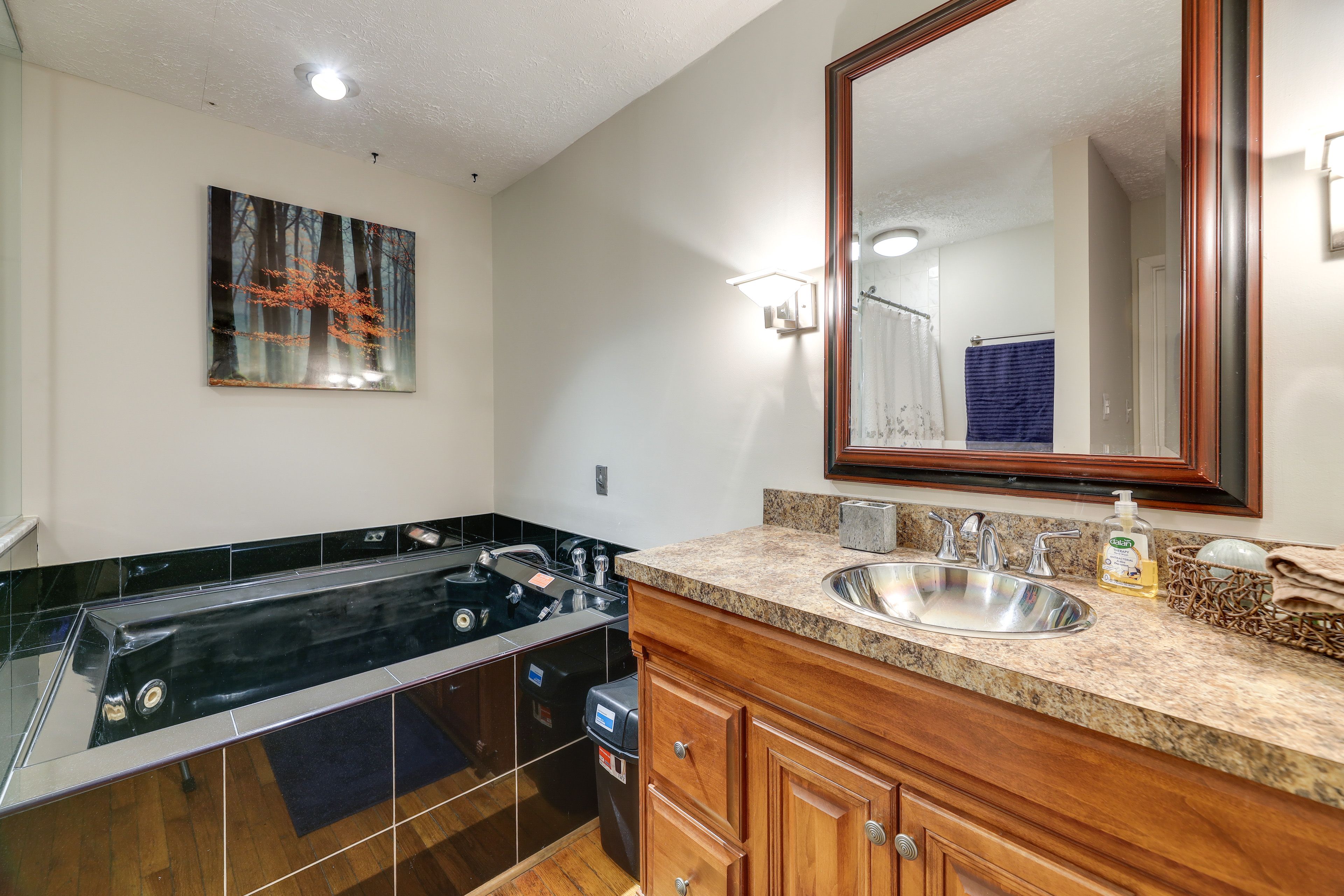Full Bathroom | Complimentary Toiletries | Towels Provided