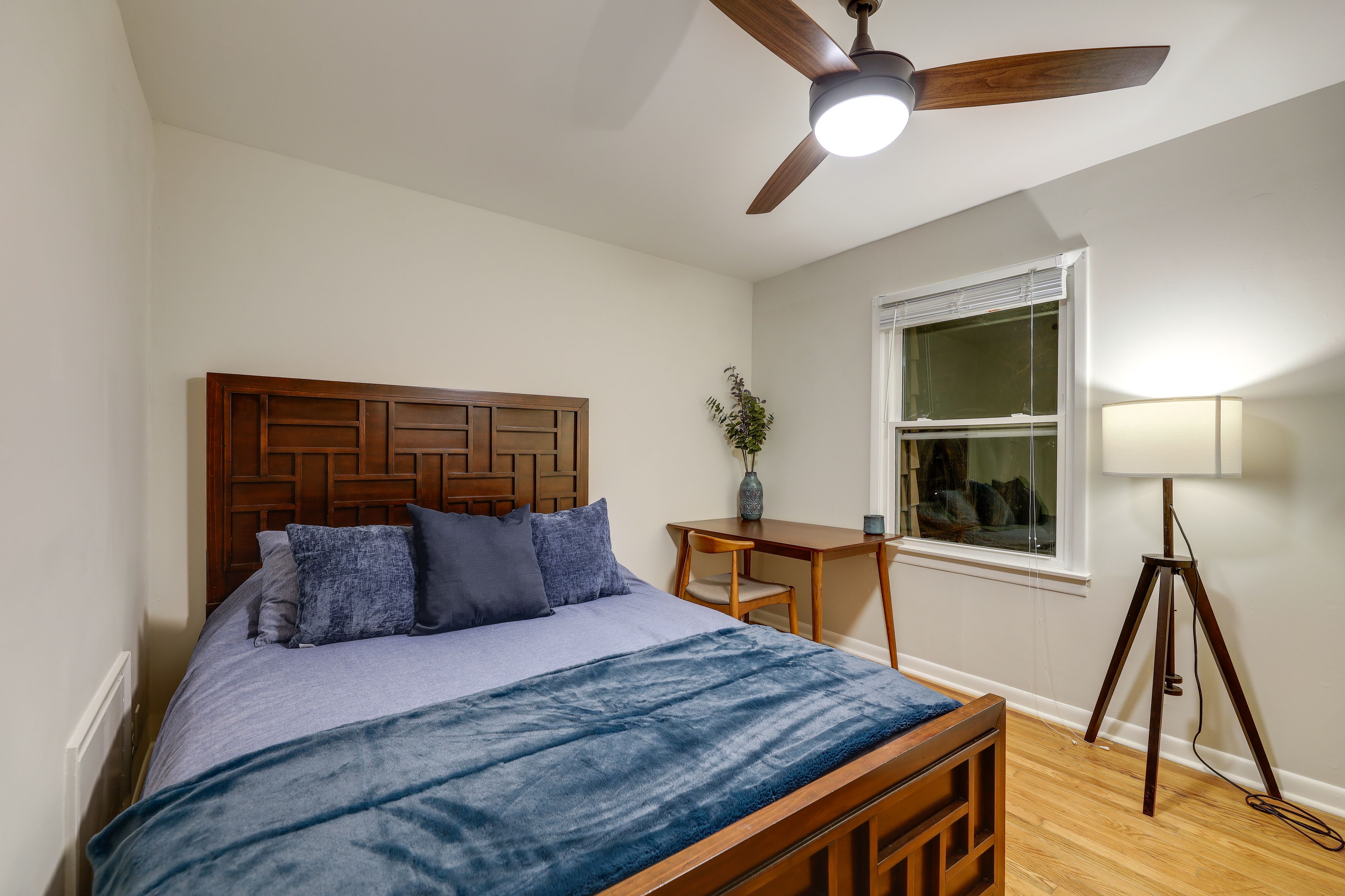 Bedroom 2 | Queen Bed | Desk | Linens Provided