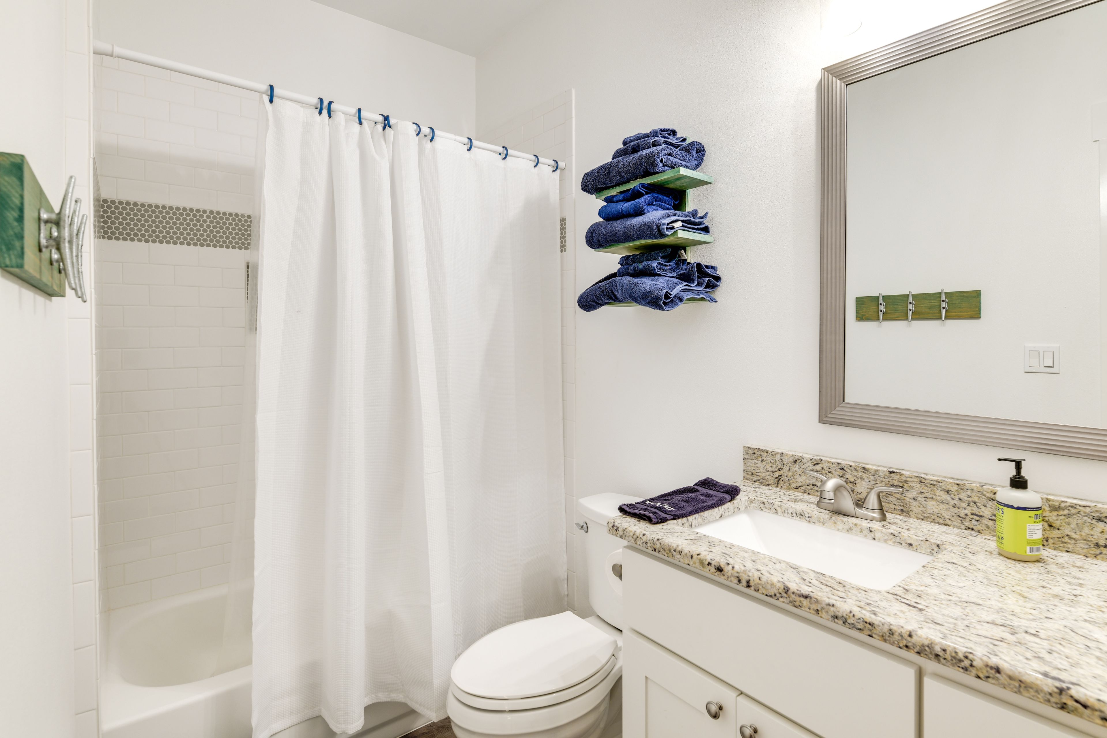 Full Bathroom | Shower/Tub Combo