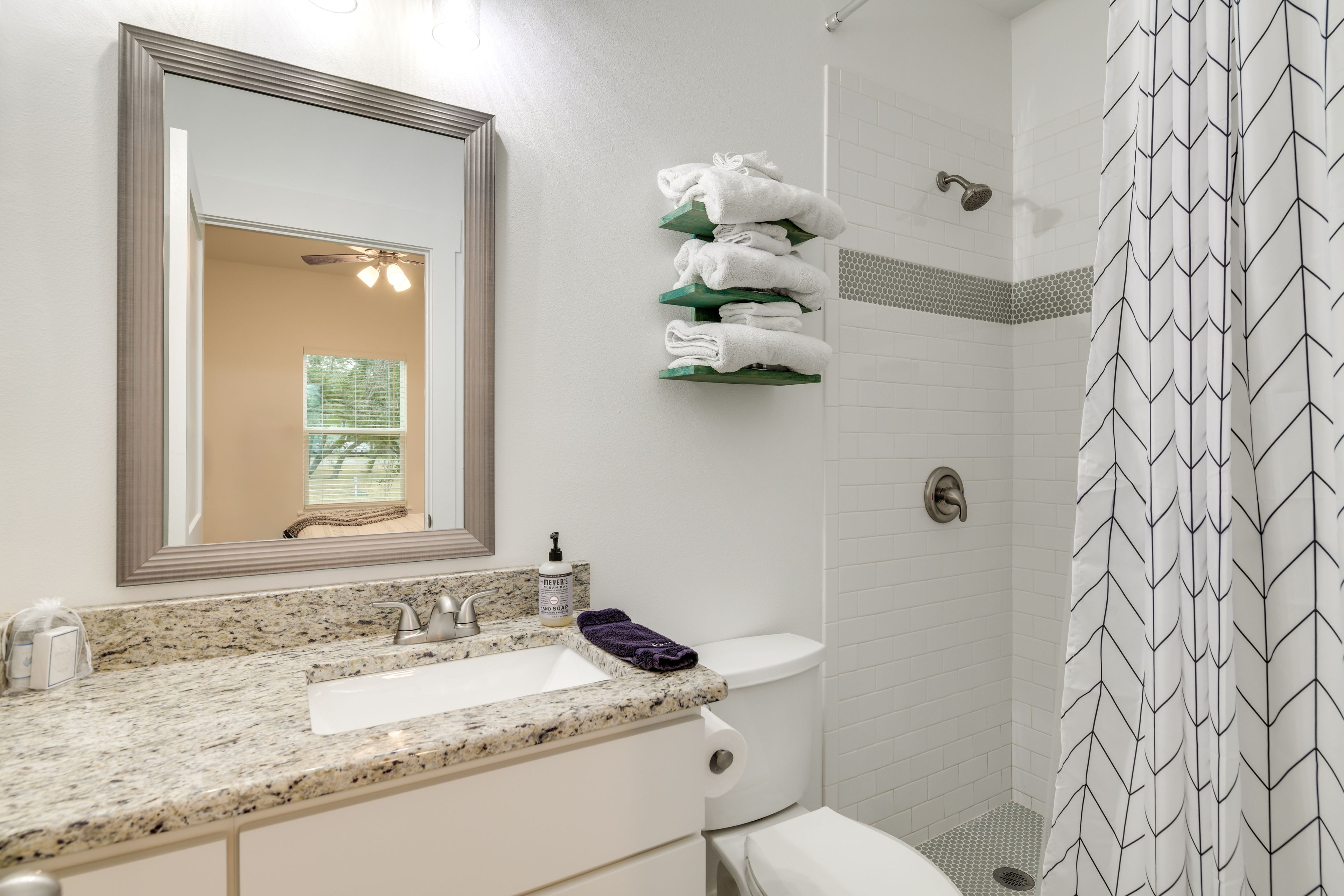 Full Bathroom | Towels Provided