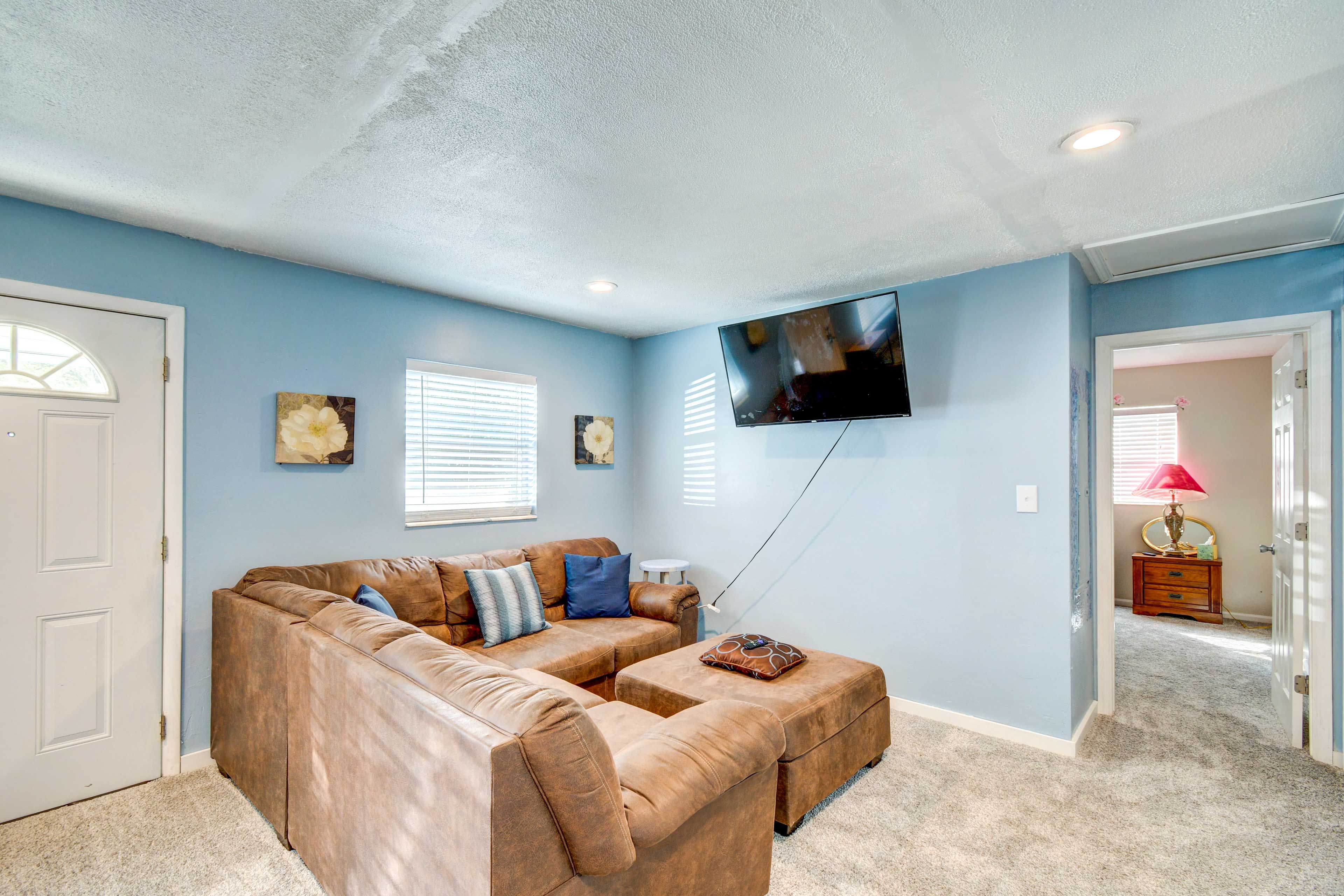 Living Room | Free WiFi | Central Heating & A/C | Smart TV