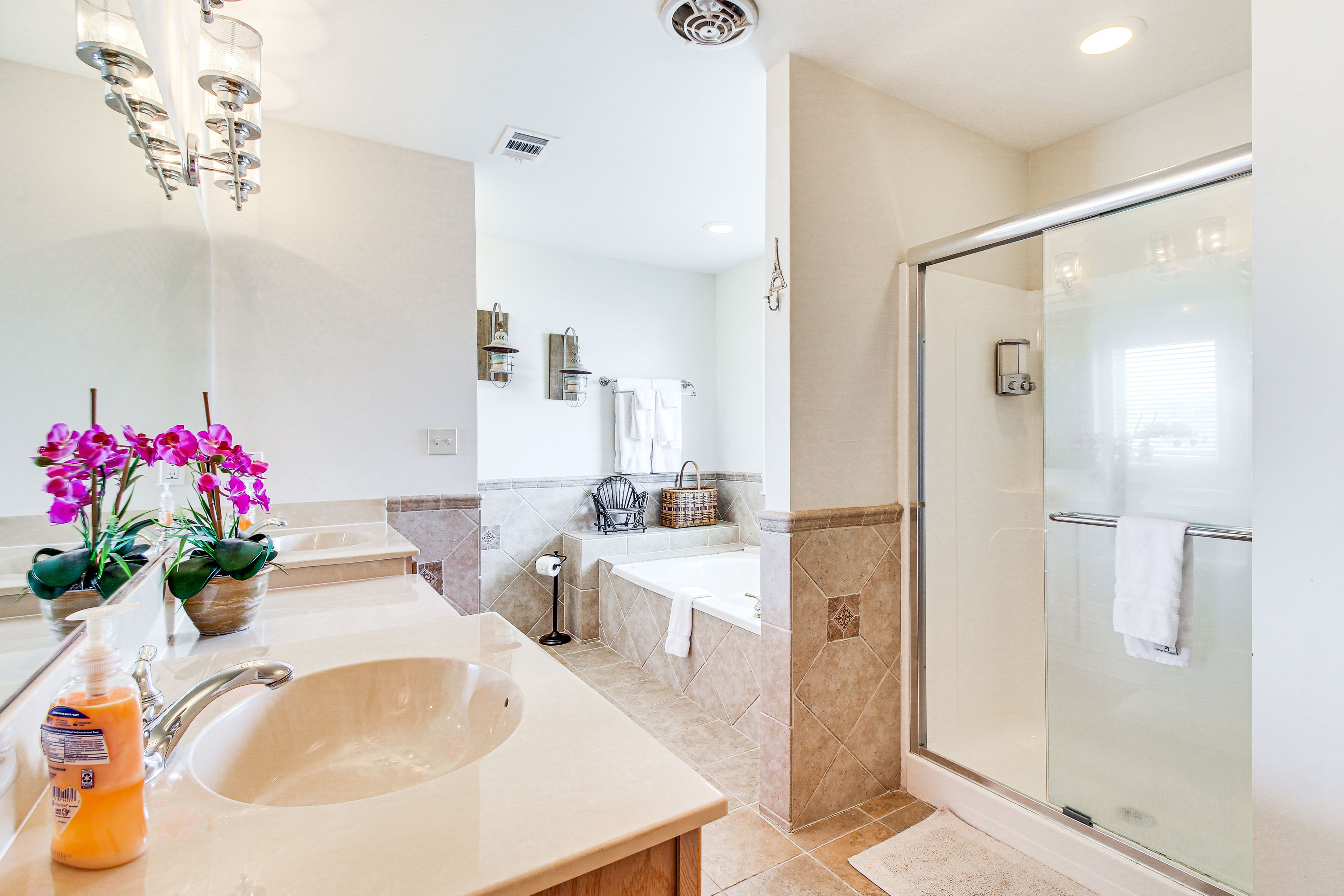 En-Suite Bathroom | 2nd Floor | Jetted Tub | Towels Provided