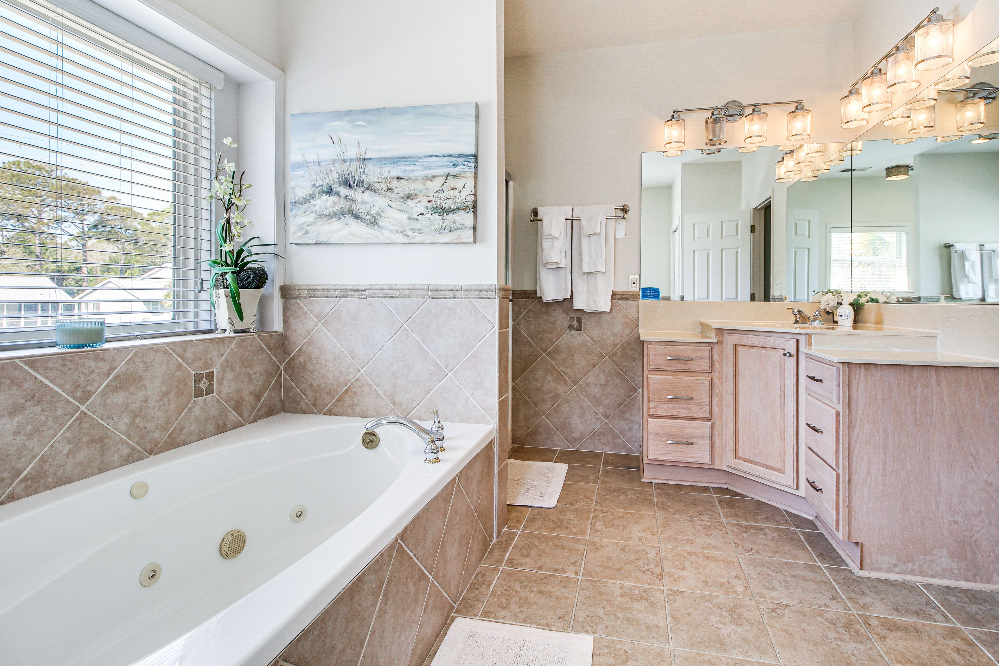 Full Bathroom | 3rd Floor | Jetted Tub | Hair Dryer