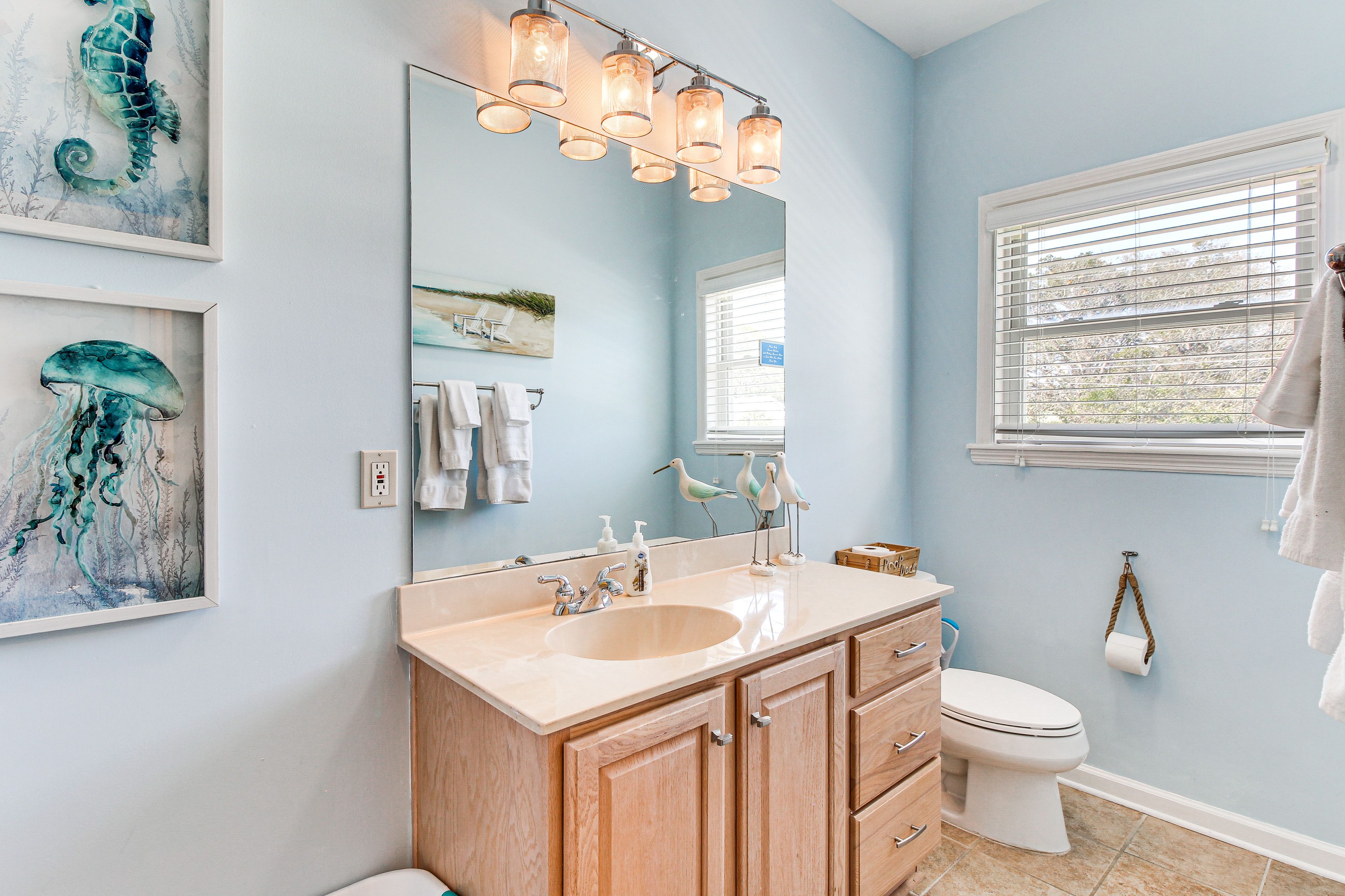 Full Bathroom | 2nd Floor | Complimentary Toiletries