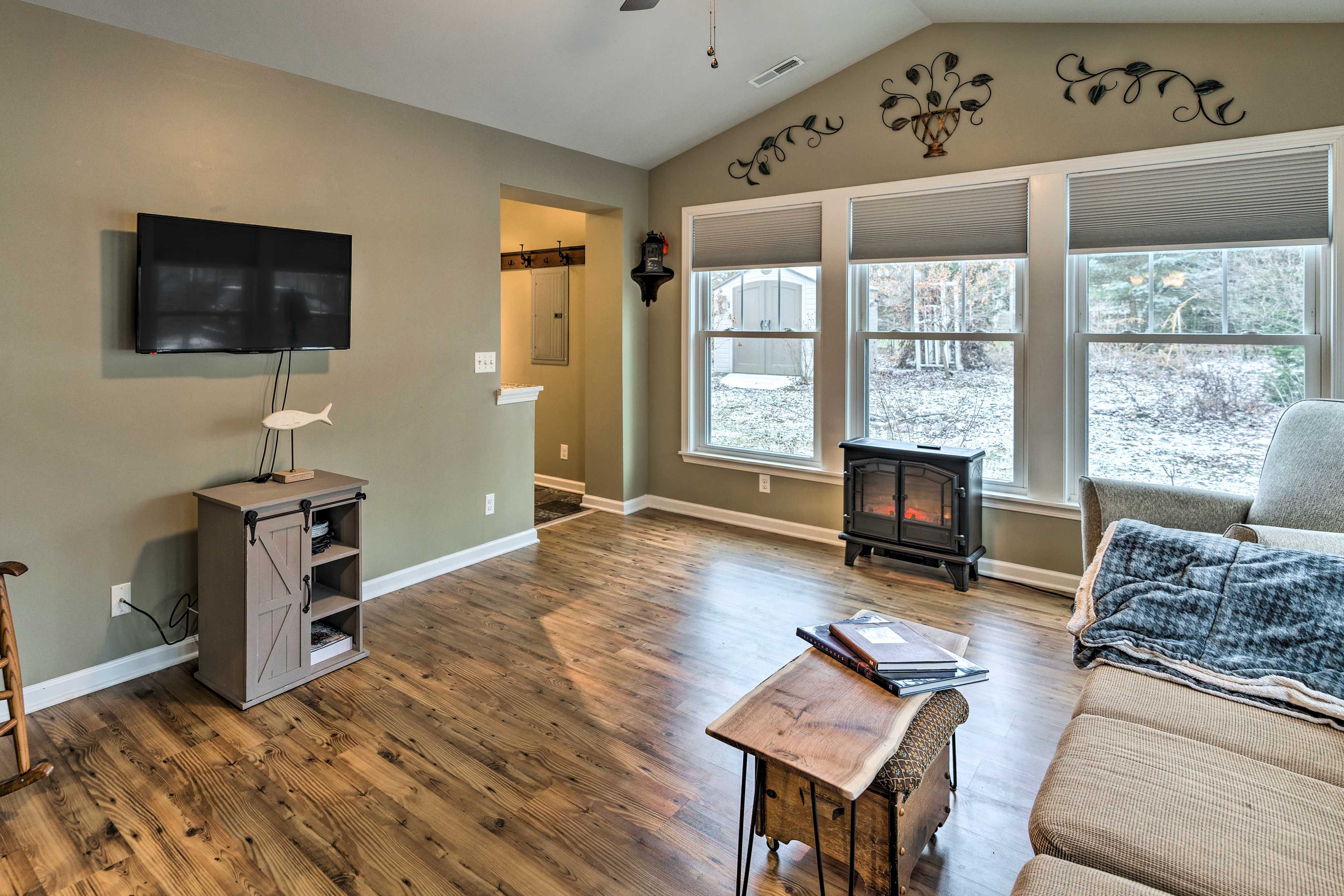 Living Room | Free WiFi | Full Sleeper Sofa
