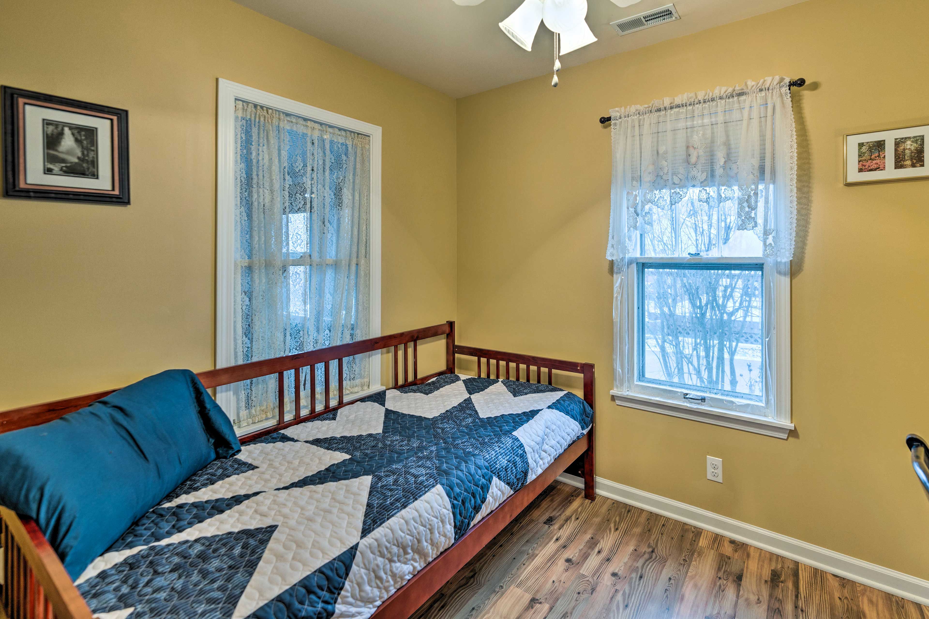 Bedroom 2 | Twin Daybed | Desk Workspace