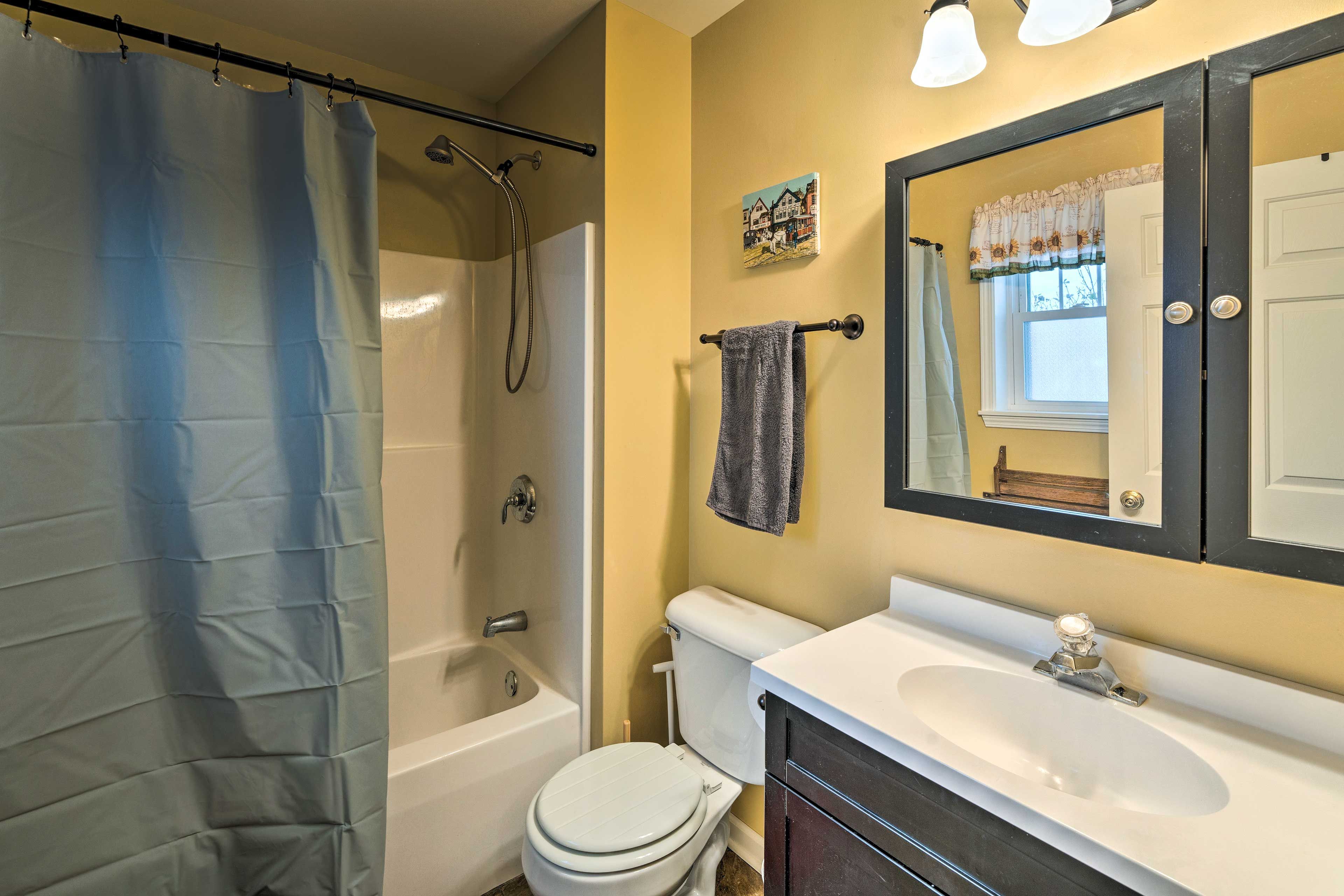 Full Bathroom | Towels Provided