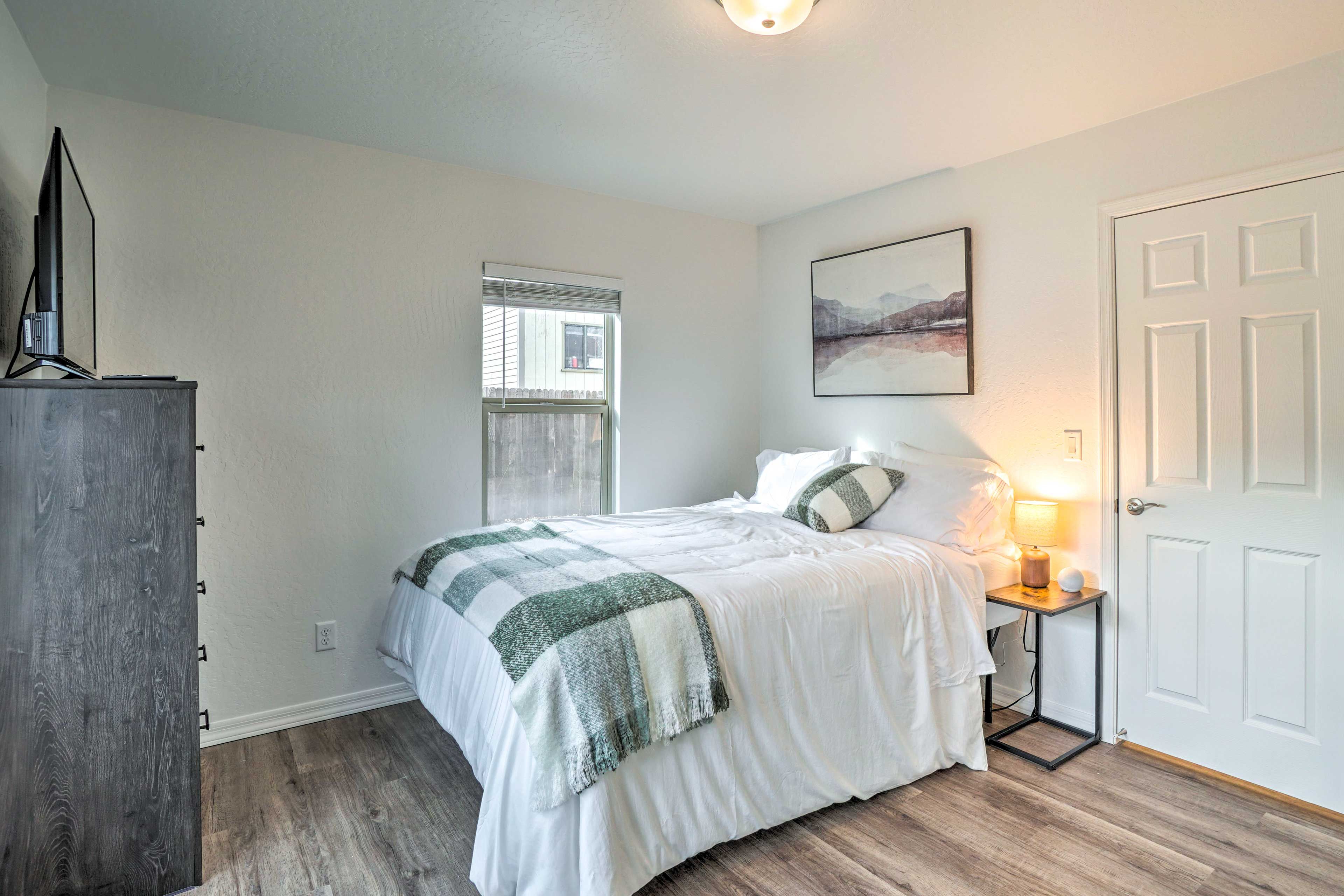 Bedroom 2 | 2nd Floor | Queen Bed | Smart TV