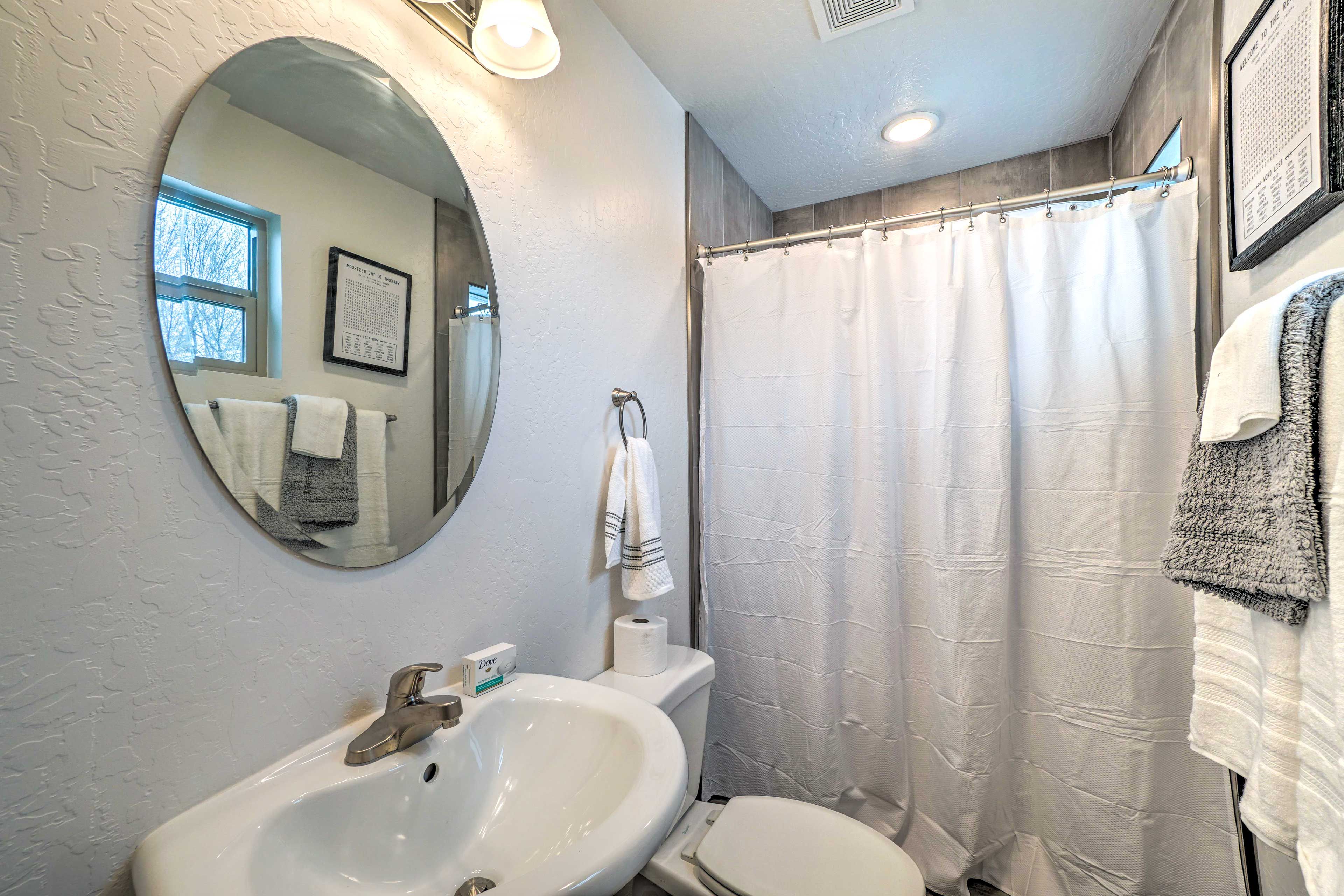 Full Bathroom | Towels Provided | Complimentary Toiletries