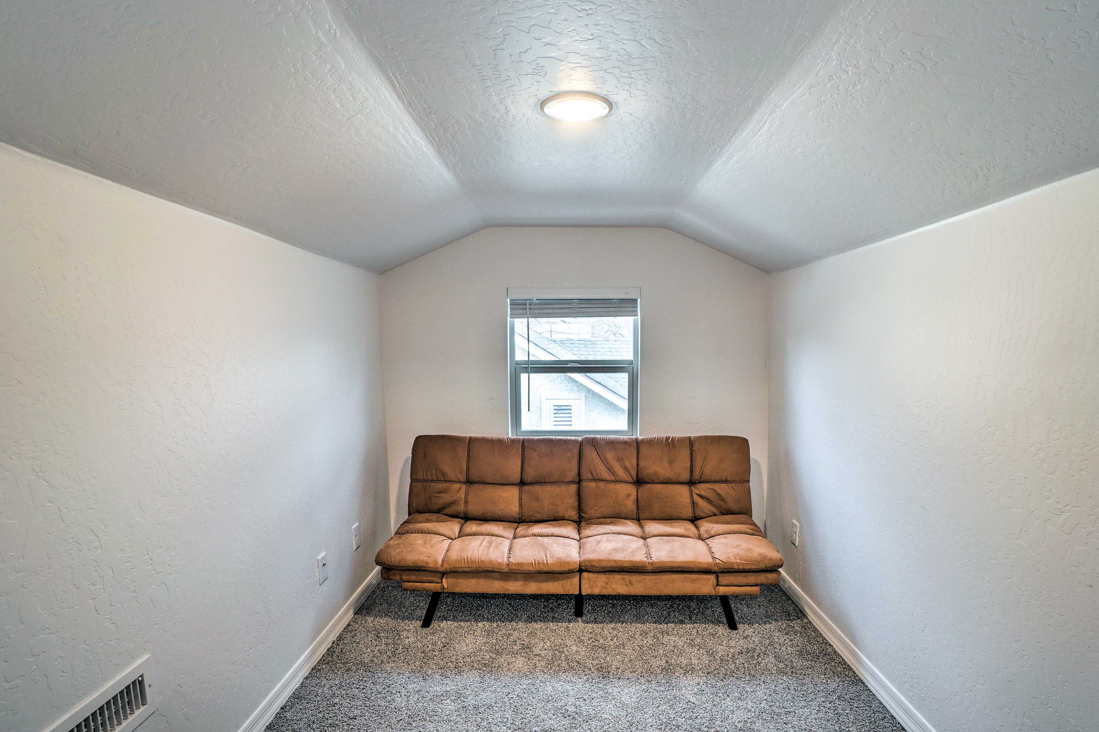 Upstairs Sitting Area | 2nd Floor | Queen Futon