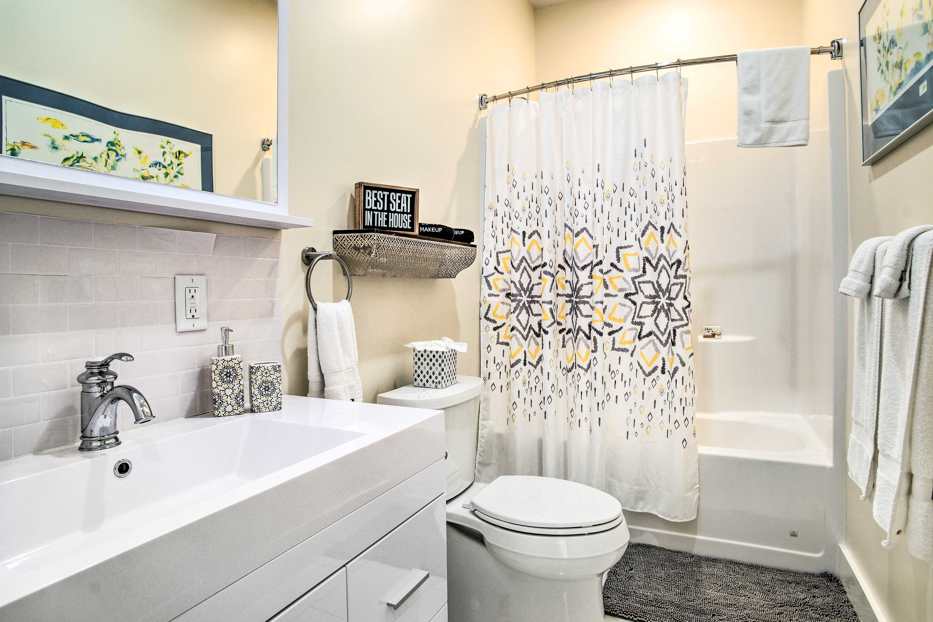 Full Bathroom | Complimentary Toiletries