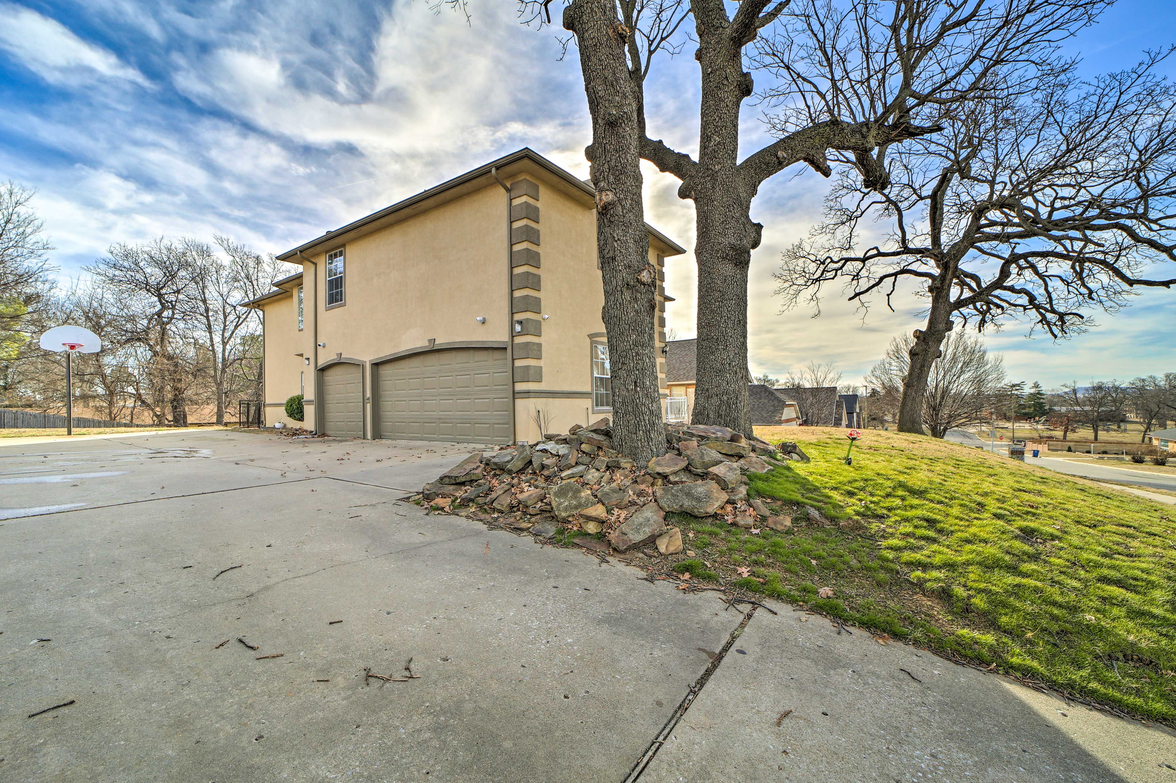 Parking | Driveway (6 vehicles) | RV Parking Available