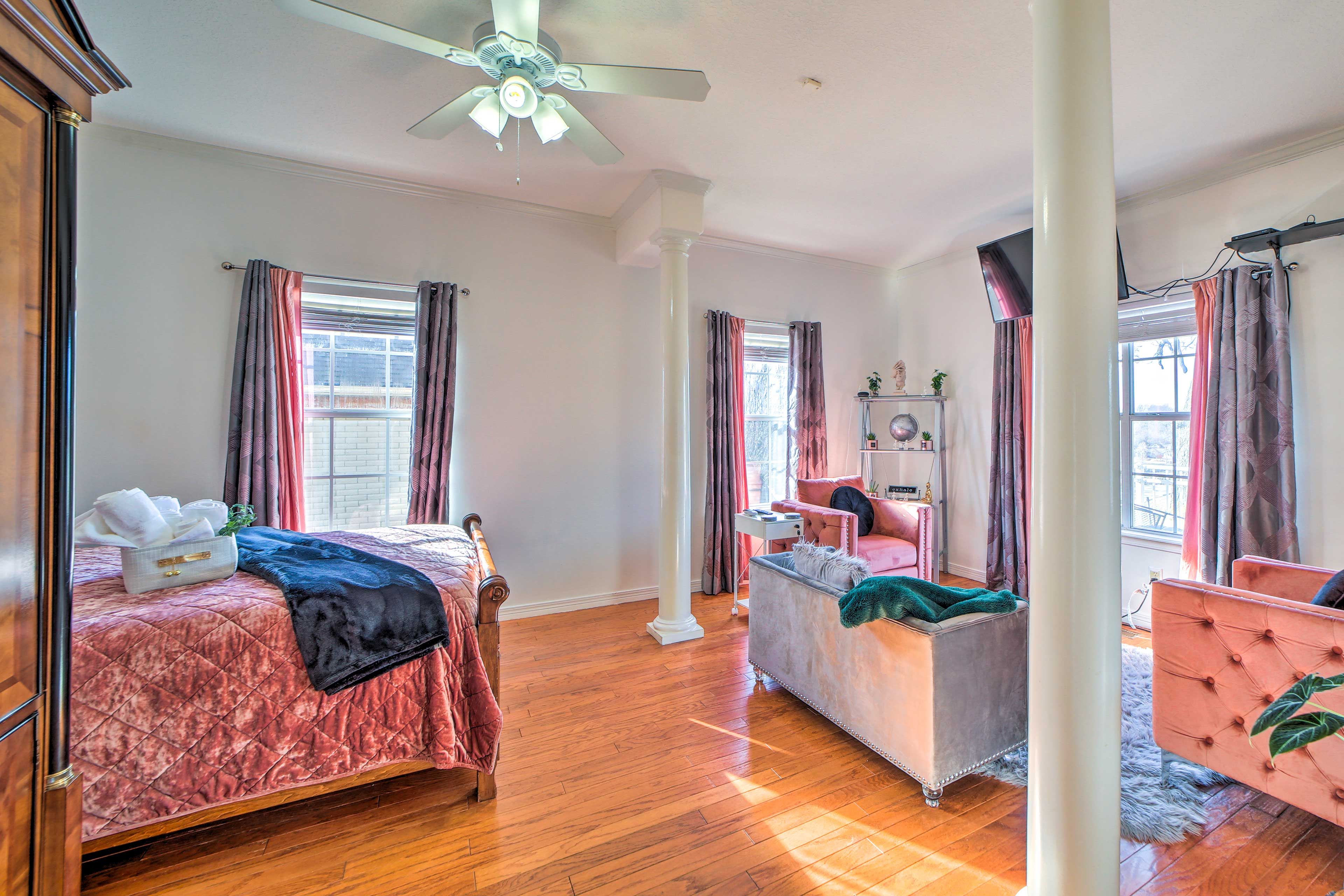 Bedroom 1 | Queen Bed | Smart TV