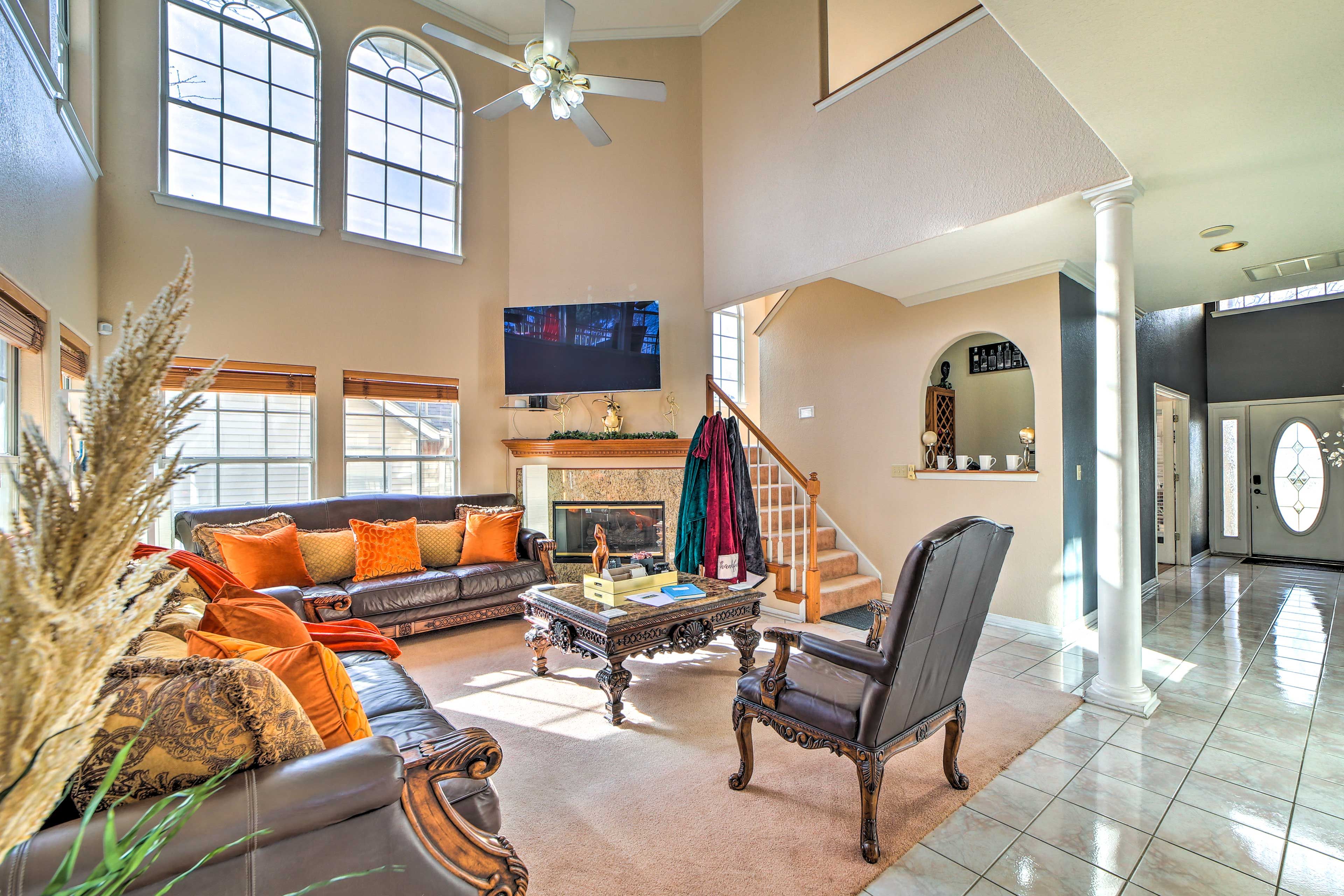 Living Area | Smart TV | Fireplace