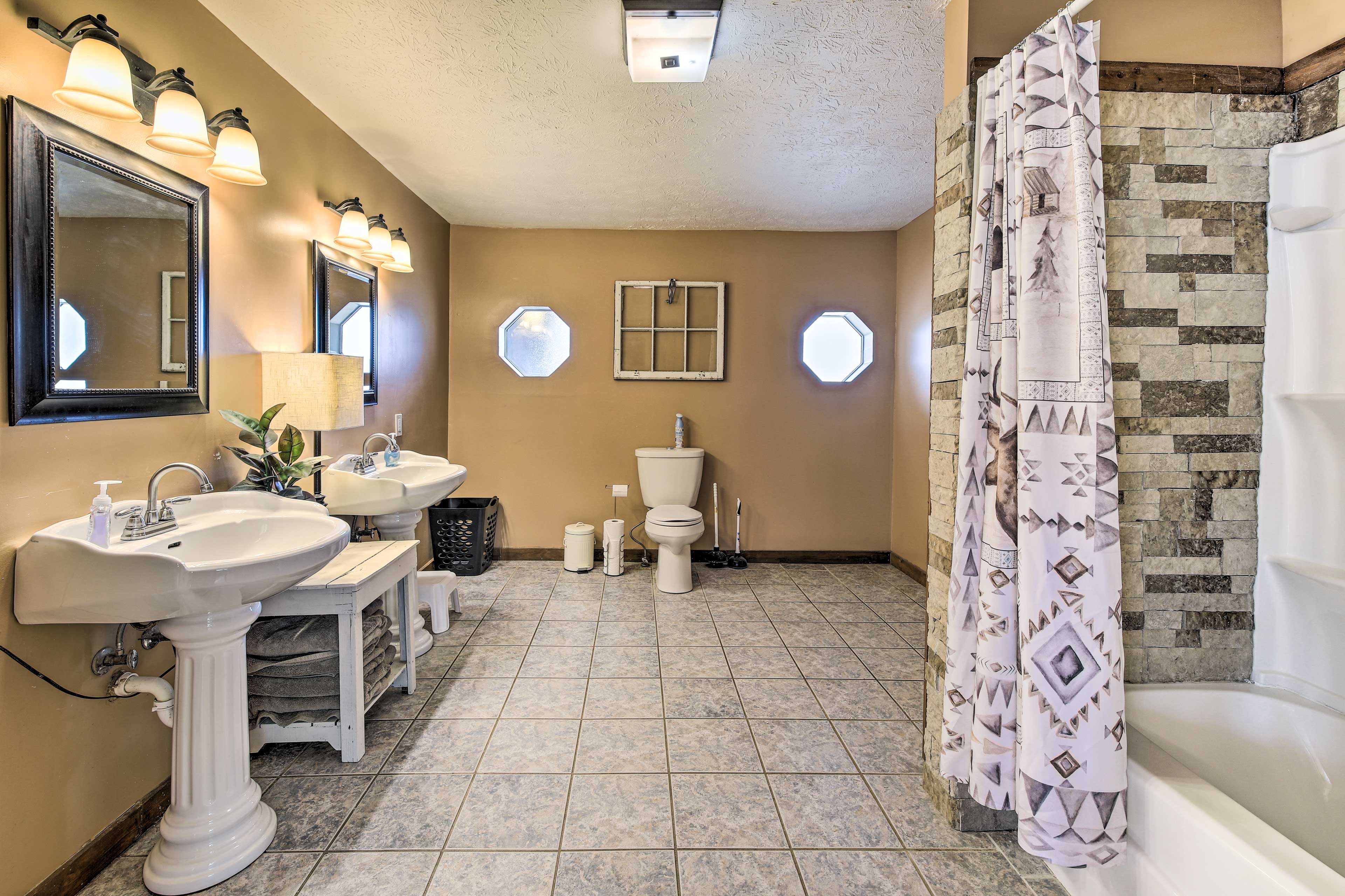 Full Bathroom | Towels Provided