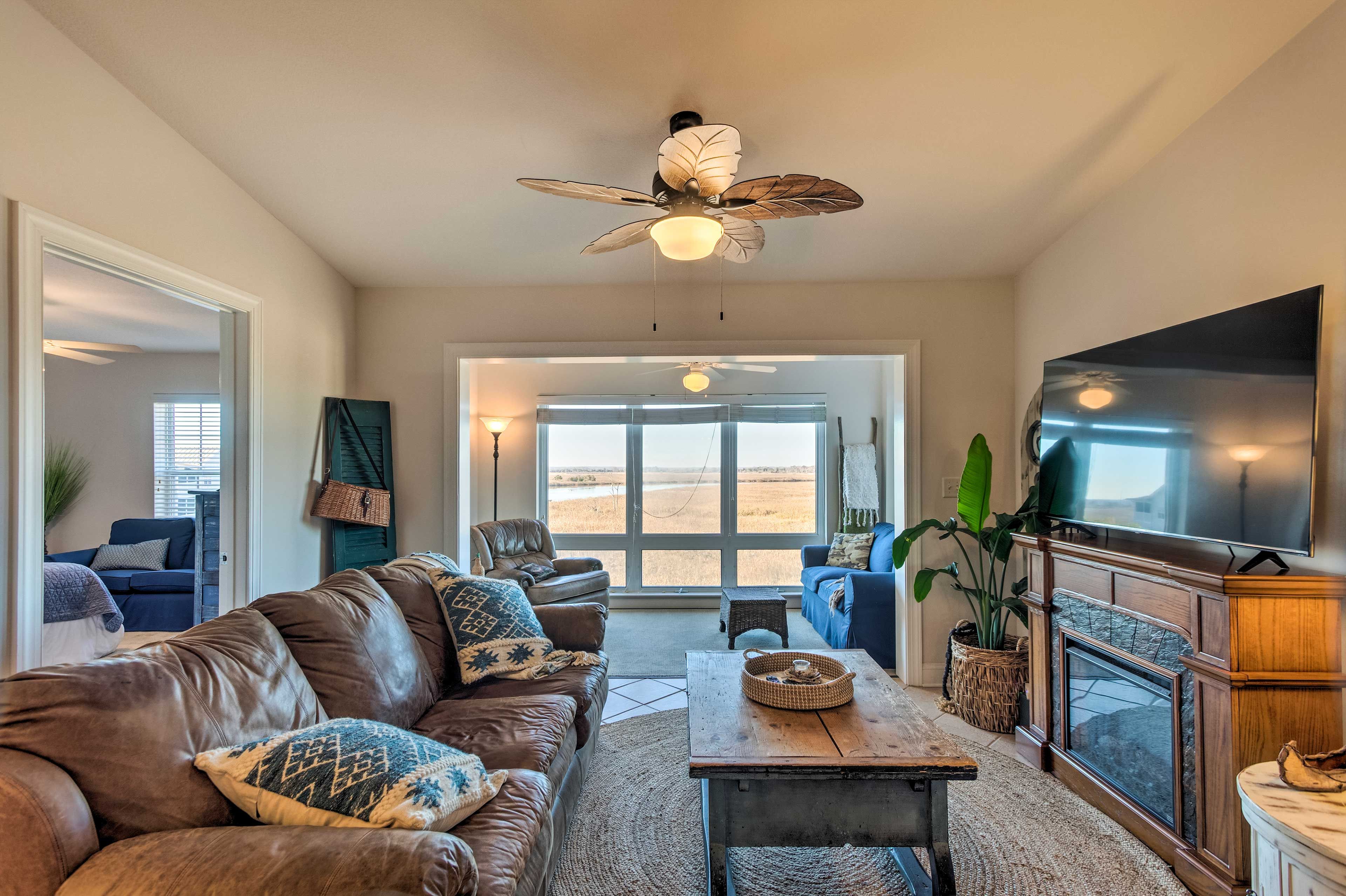 Living Room | Smart TV | Fireplace