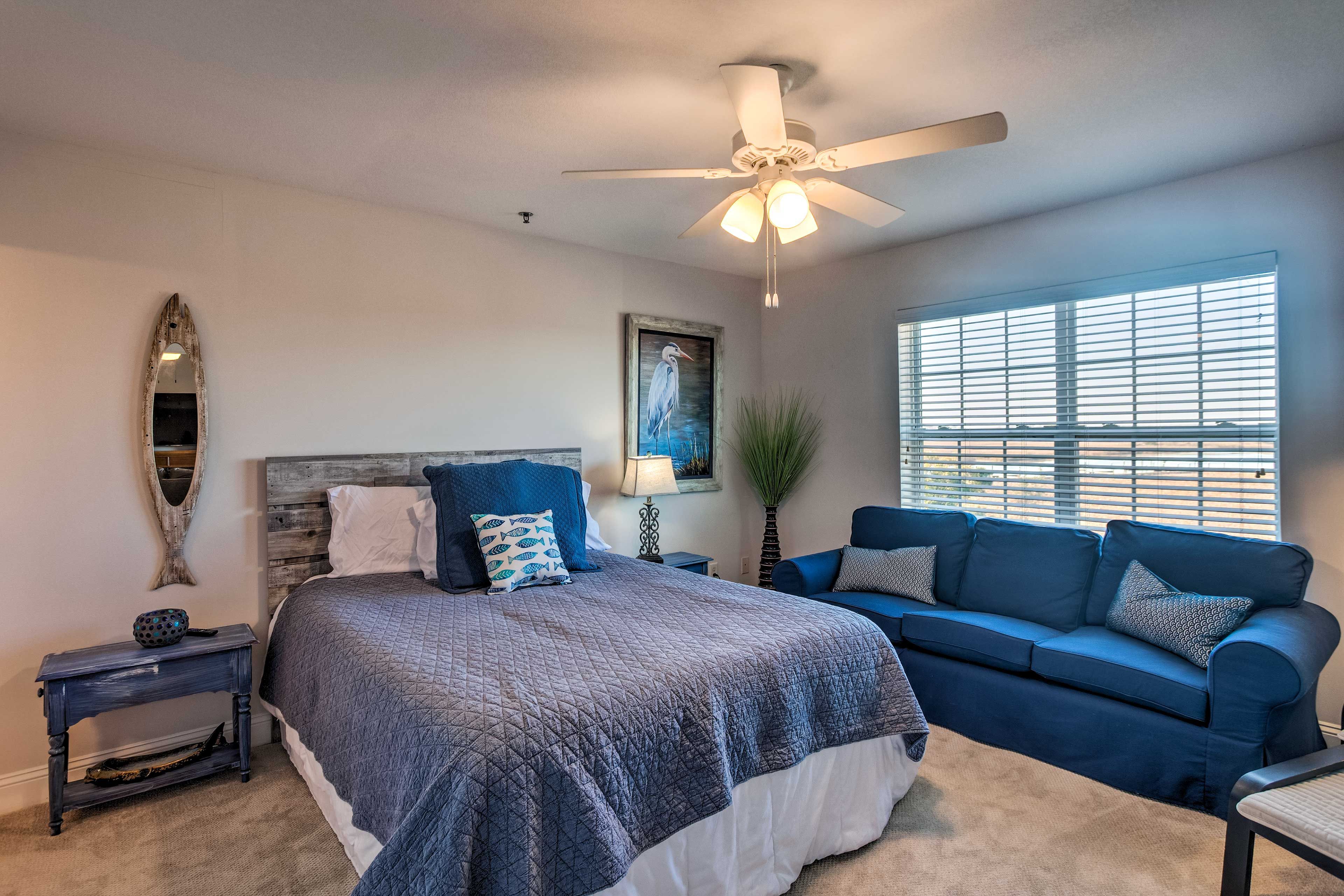 Bedroom 2 | Queen Bed | Smart TV | En-Suite Bathroom