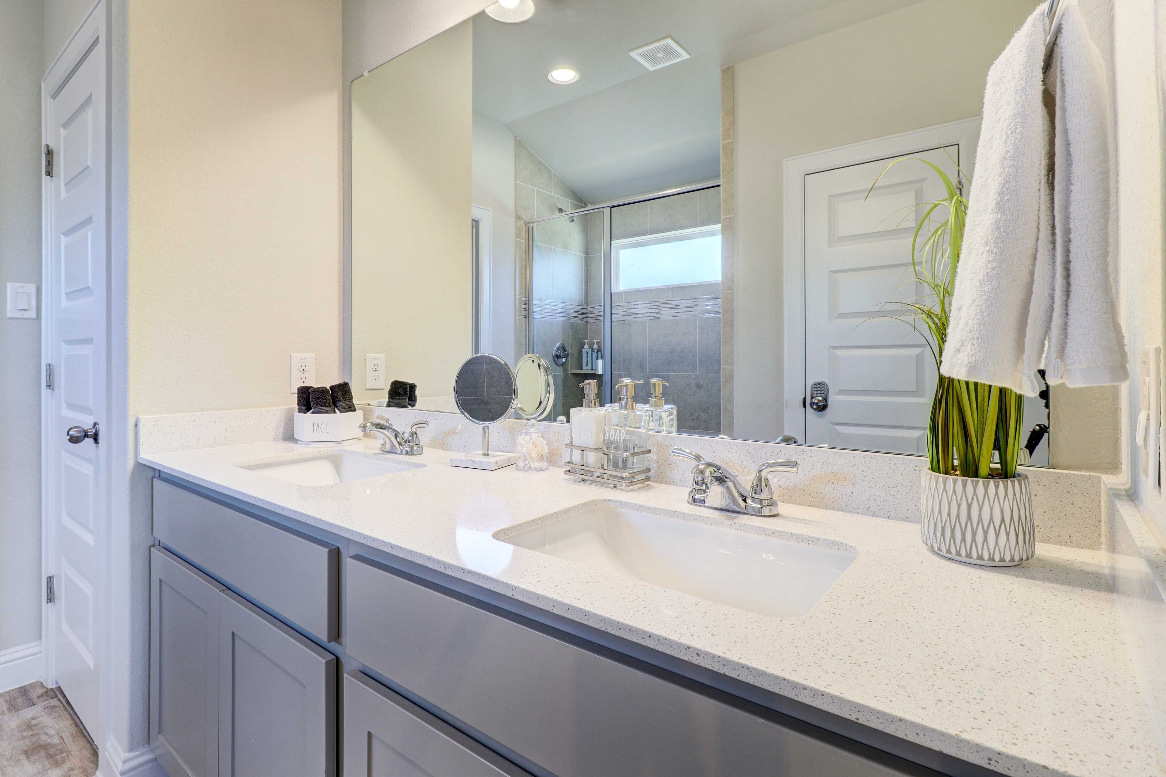 Full Bathroom | Towels Provided | Complimentary Toiletries