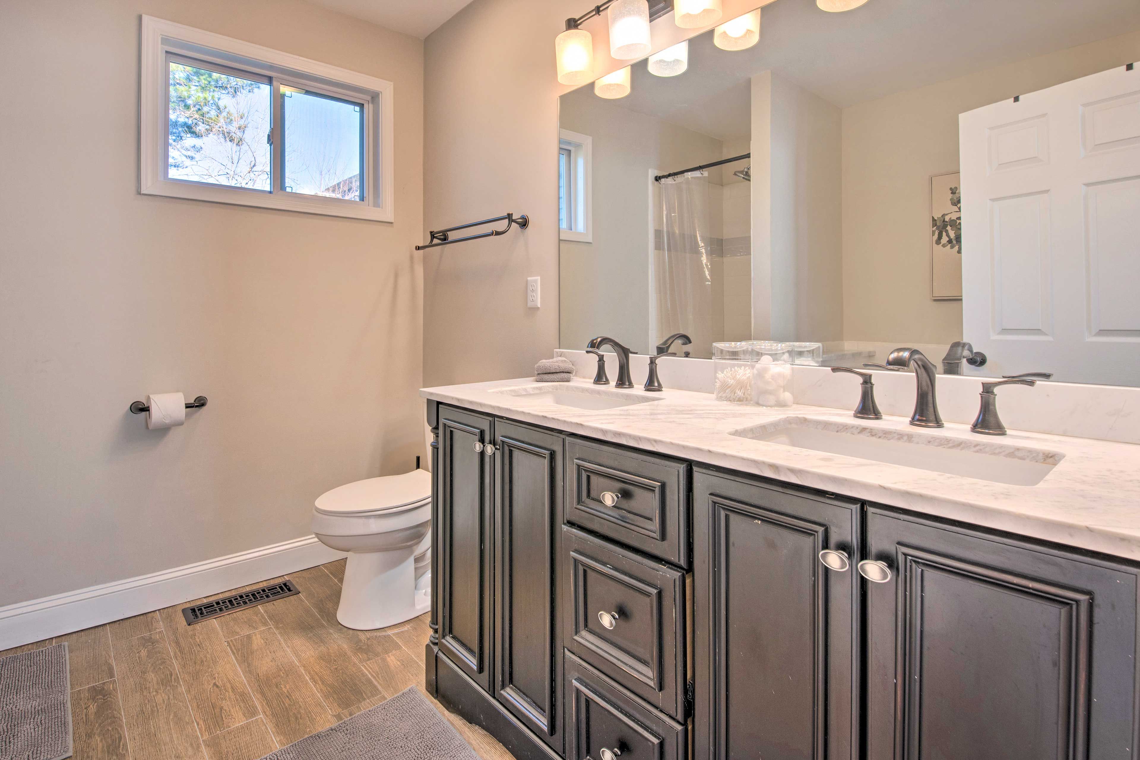 Full Bathroom | 1st Floor | Complimentary Toiletries