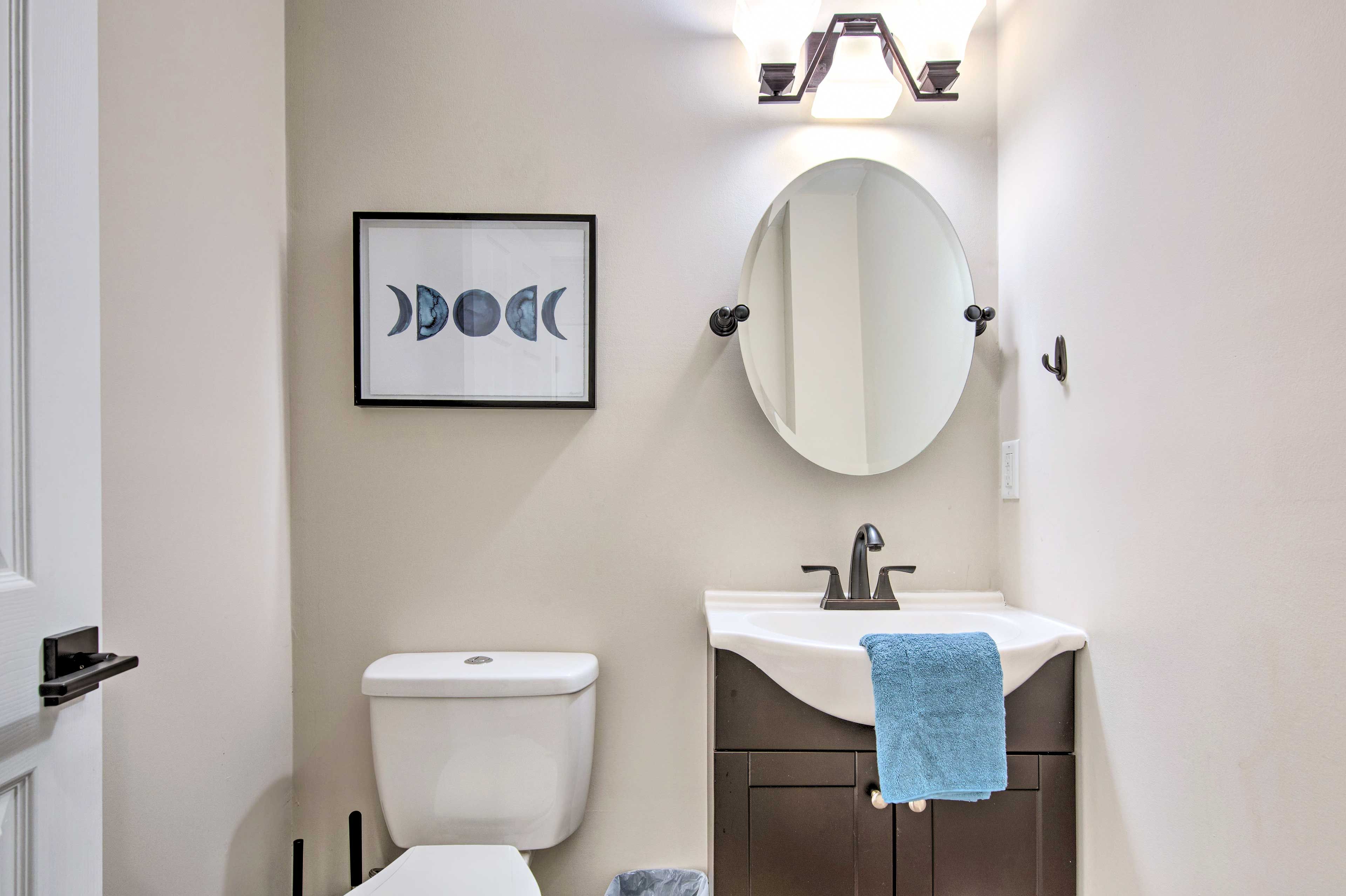 Half Bathroom | 1st Floor | Towels Provided