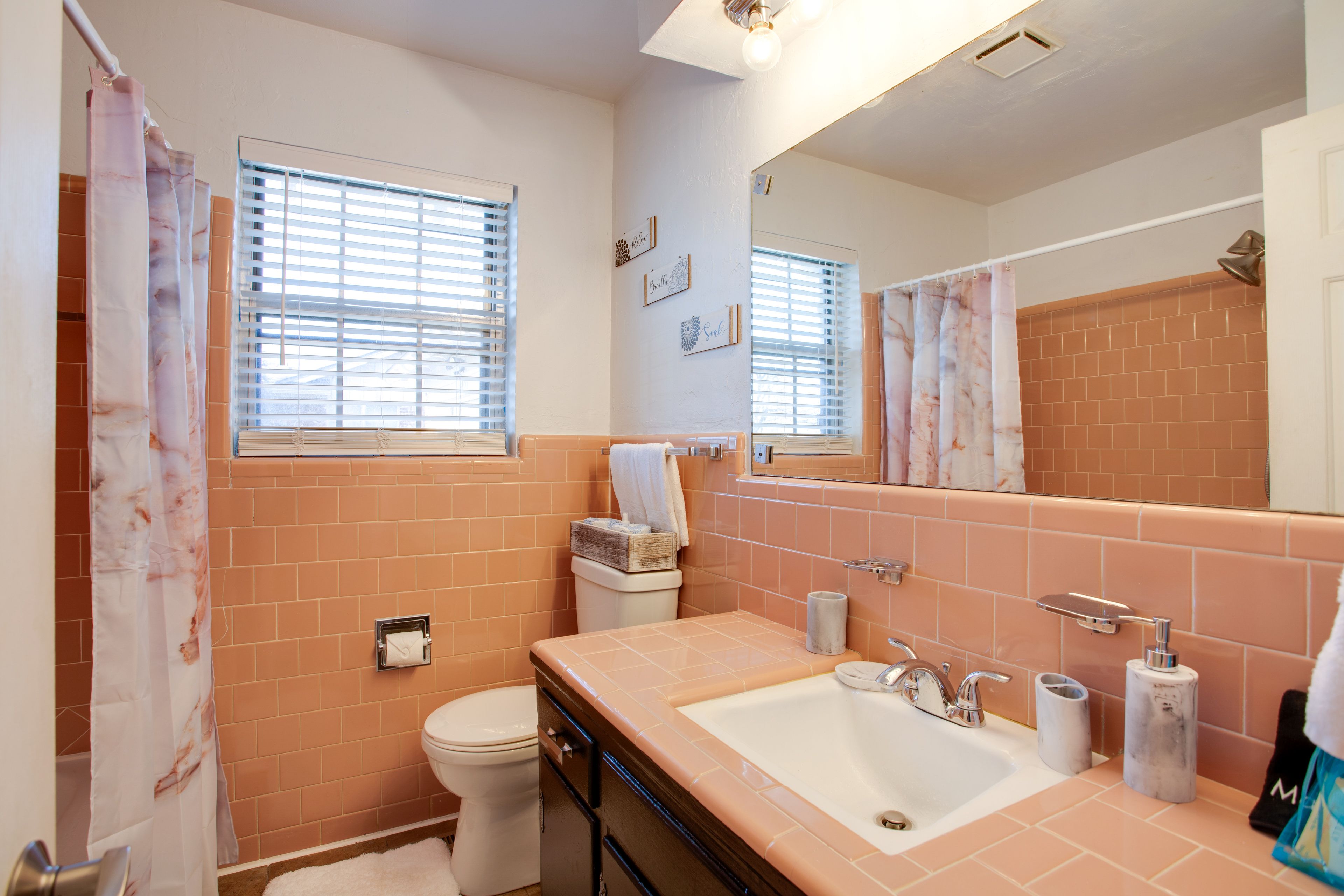 Full Bathroom | Towels Provided | Complimentary Toiletries