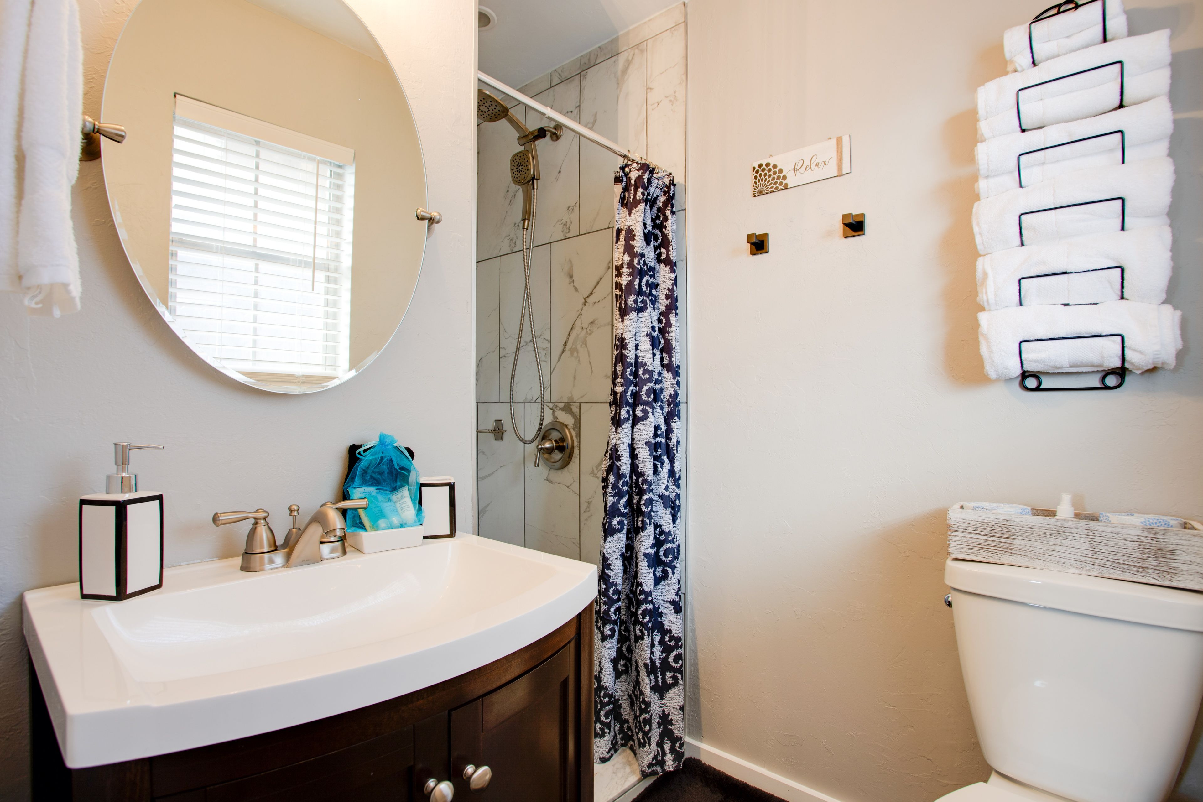 Full Bathroom | Towels Provided | Complimentary Toiletries