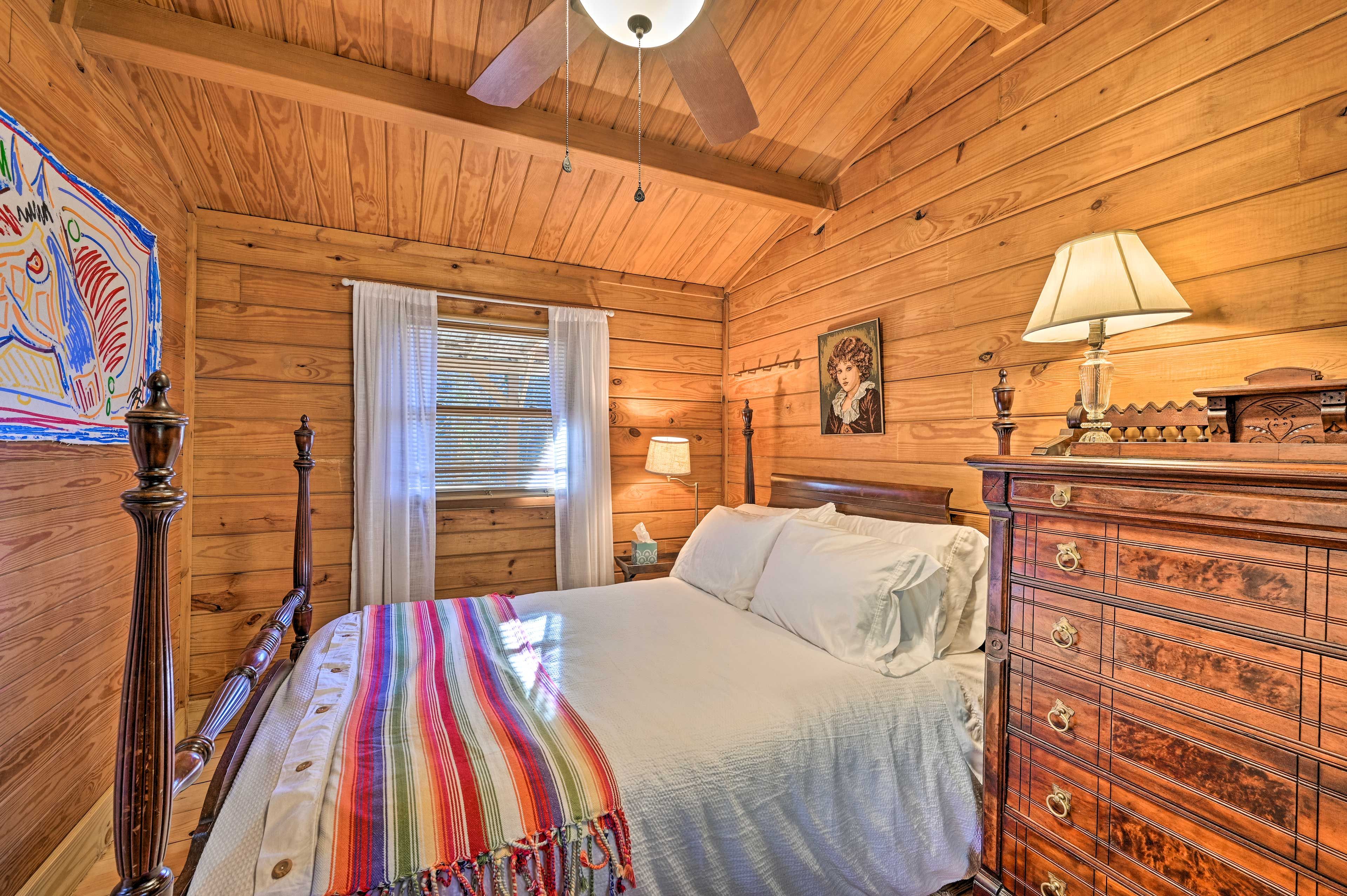 Studio | Queen Bed | Linens Provided