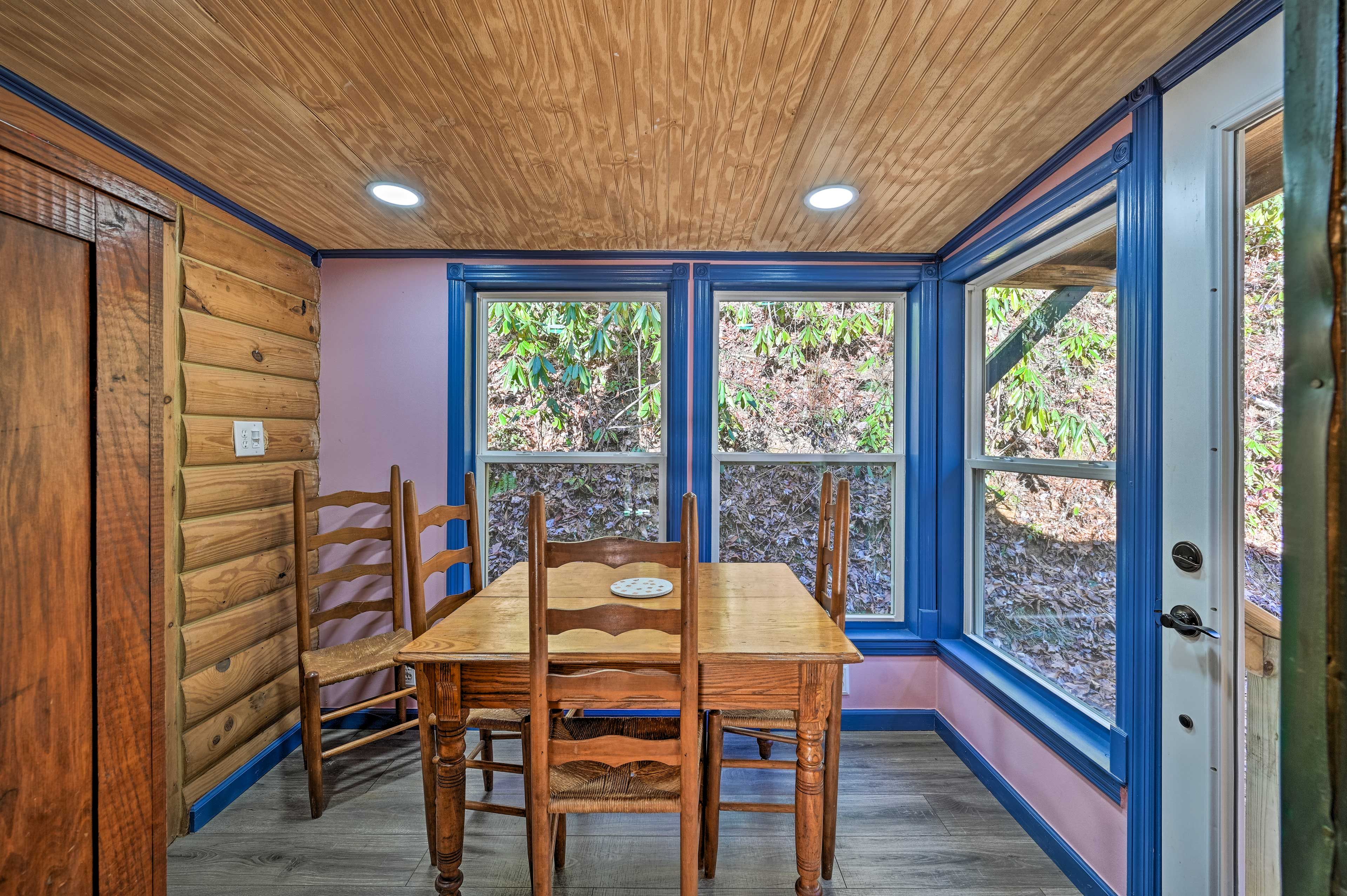 Enclosed Sunroom | Dining Area | Dishware & Flatware Provided
