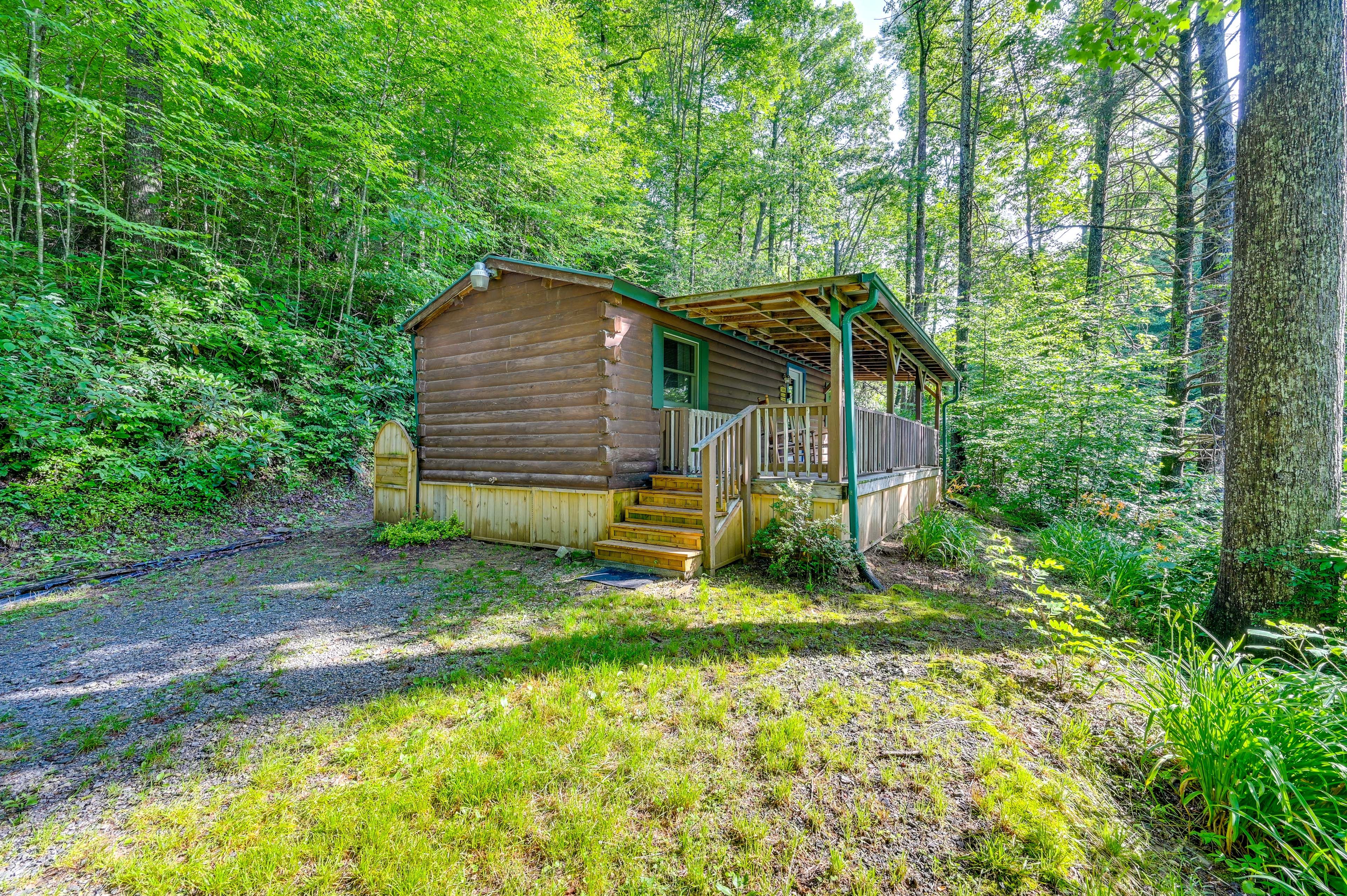 Property Exterior | Gravel Driveway Parking (3 Vehicles)