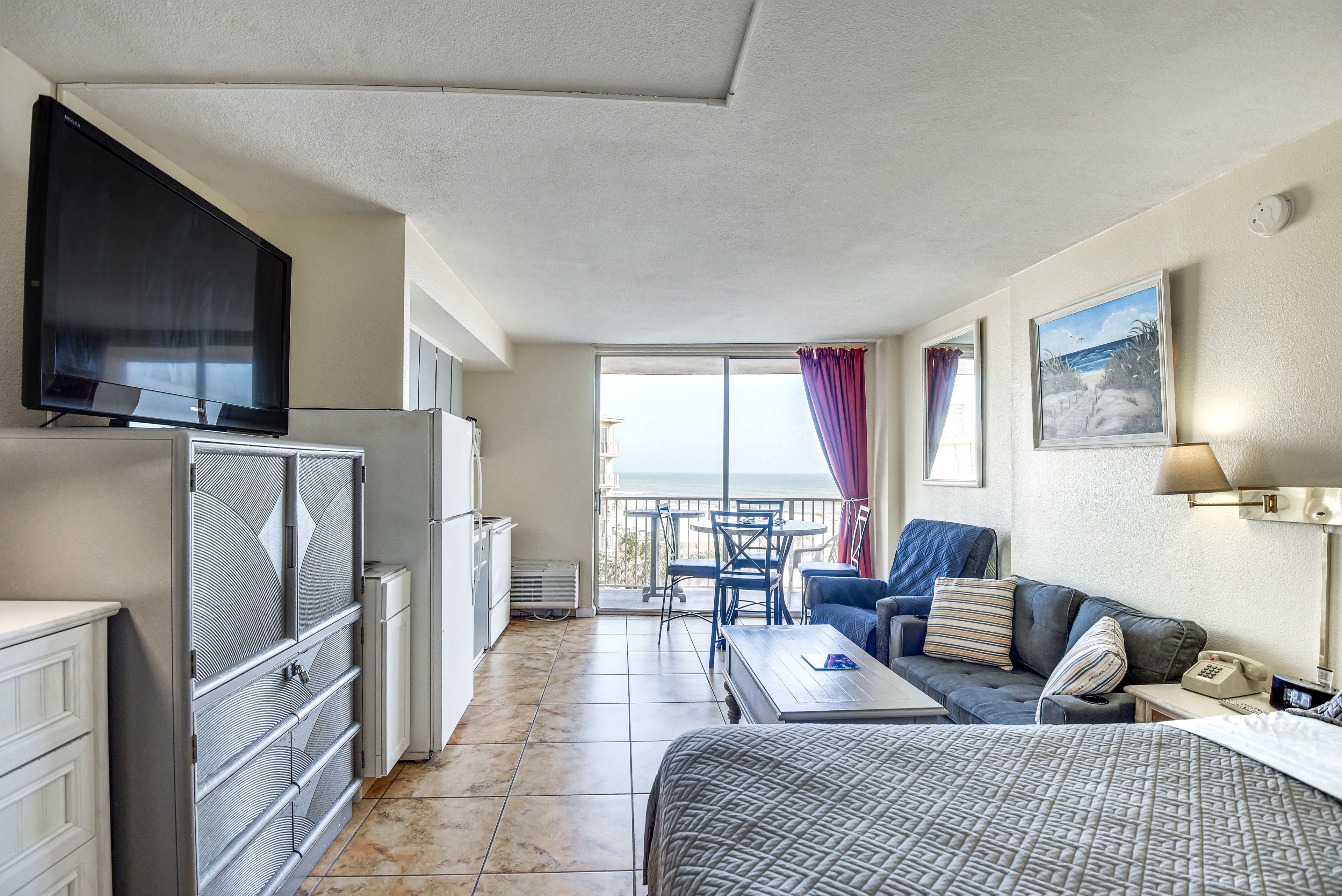 Studio | Queen Bed | Full Futon | Smart TV | Wall A/C & Heating | Free WiFi