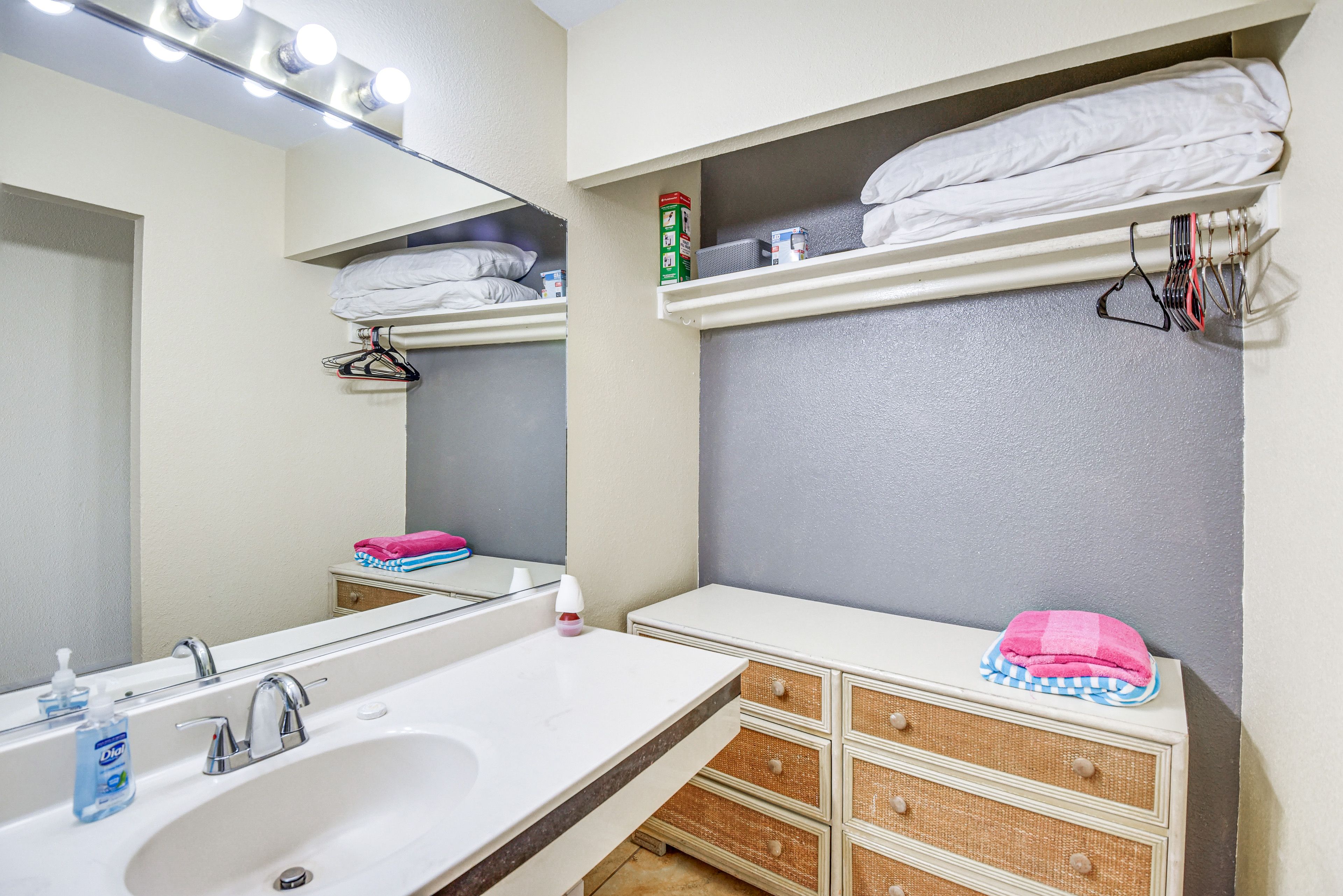 Full Bathroom | Closet