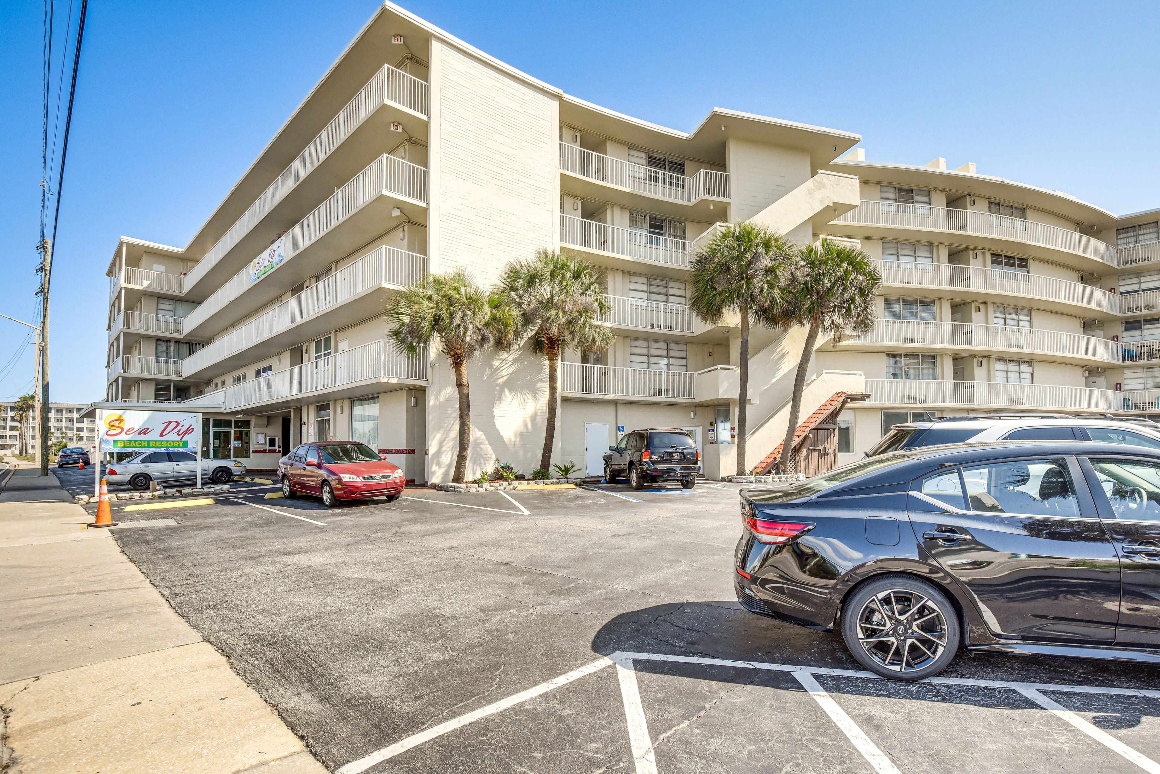 Property Exterior | Resort Parking Lot (1 Vehicle, Parking Pass Provided)
