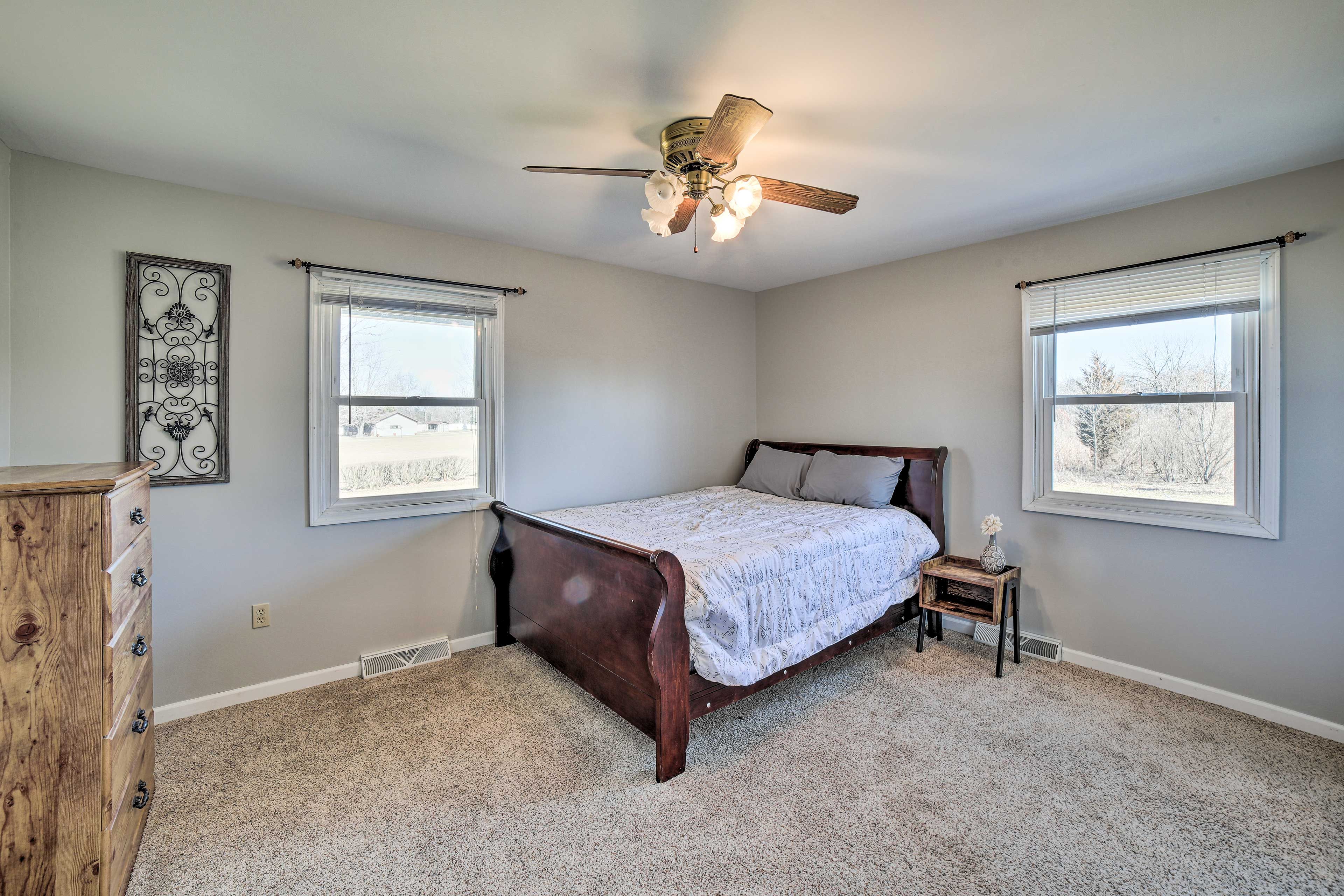 Bedroom 1 | Queen Bed | 1st Floor