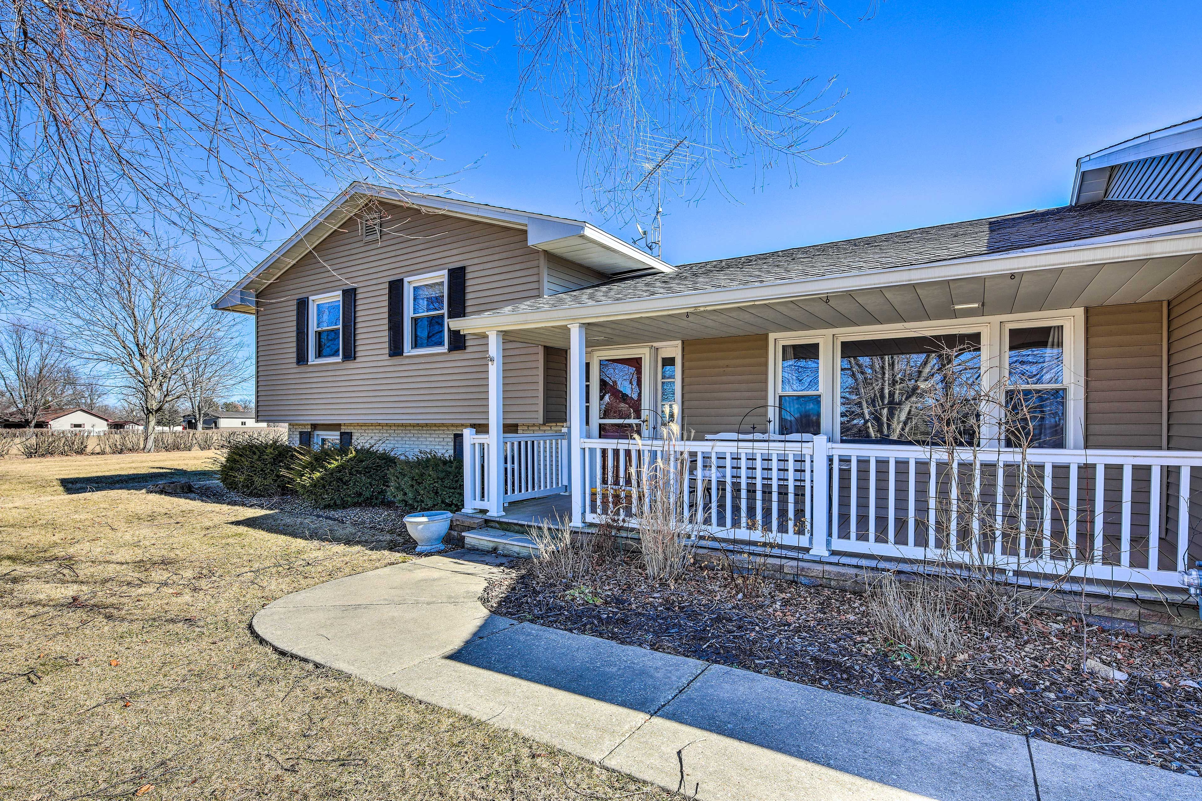 Exterior | Garage/Driveway Parking (7 Total Vehicles) | RV/Trailer Parking
