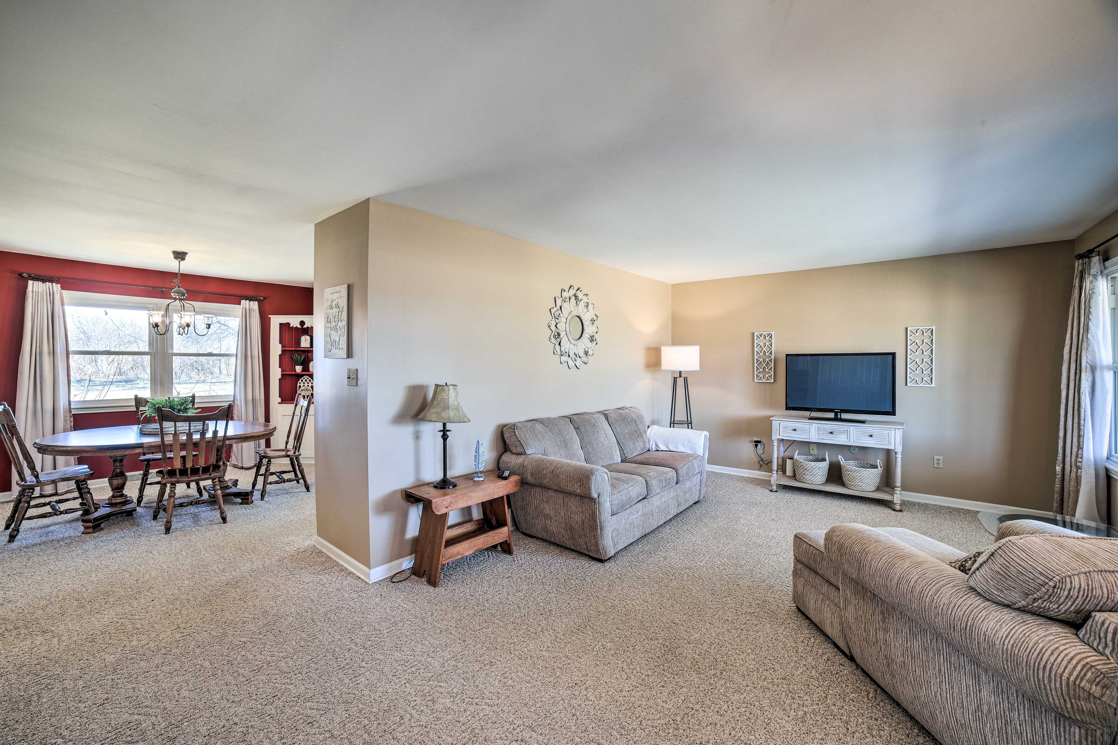 Seneca Vacation Rental | 3BR | 2BA | 2,000 Sq Ft | 3 Steps to Enter