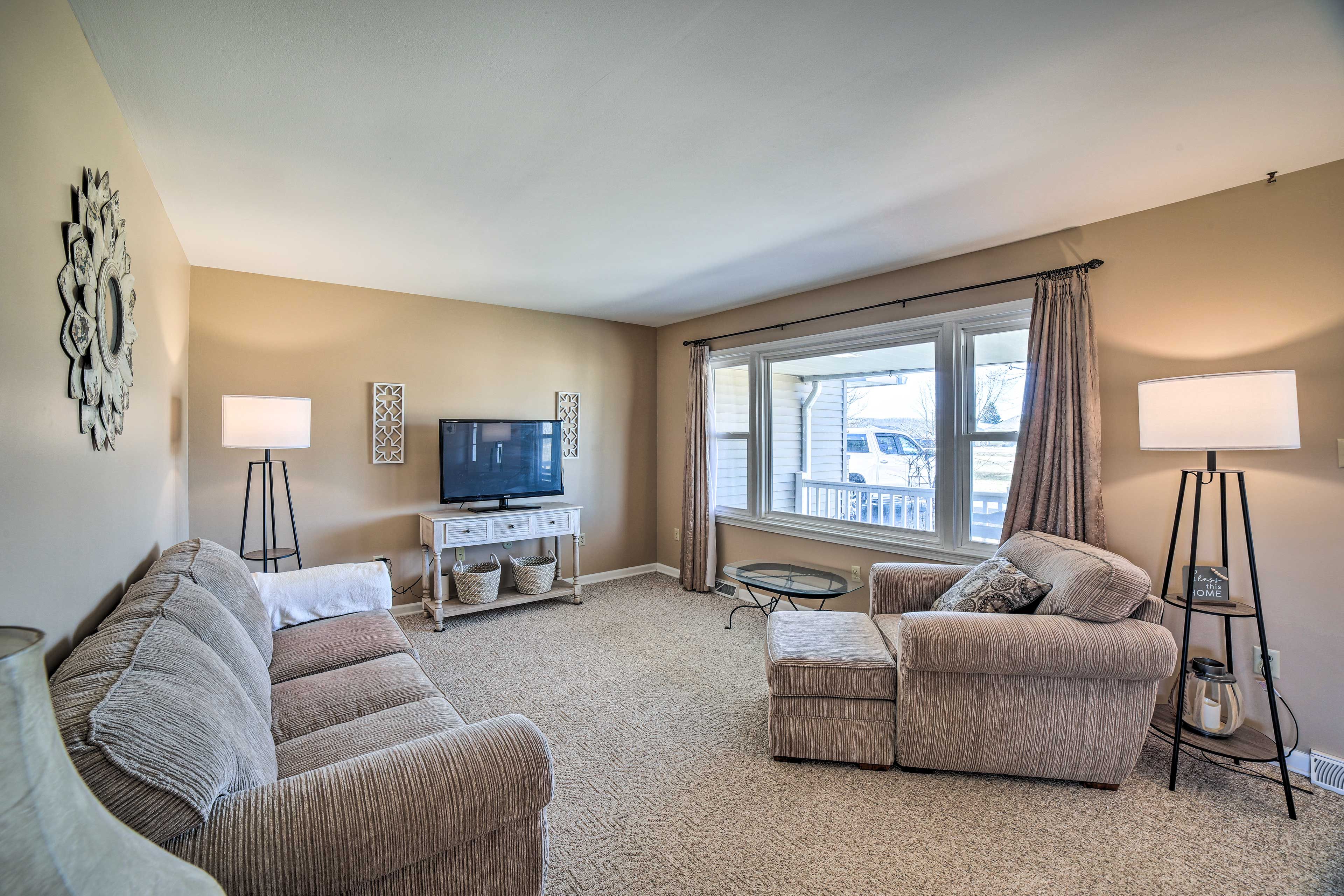 Living Room | Smart TV | DVD Player | Central A/C & Heat
