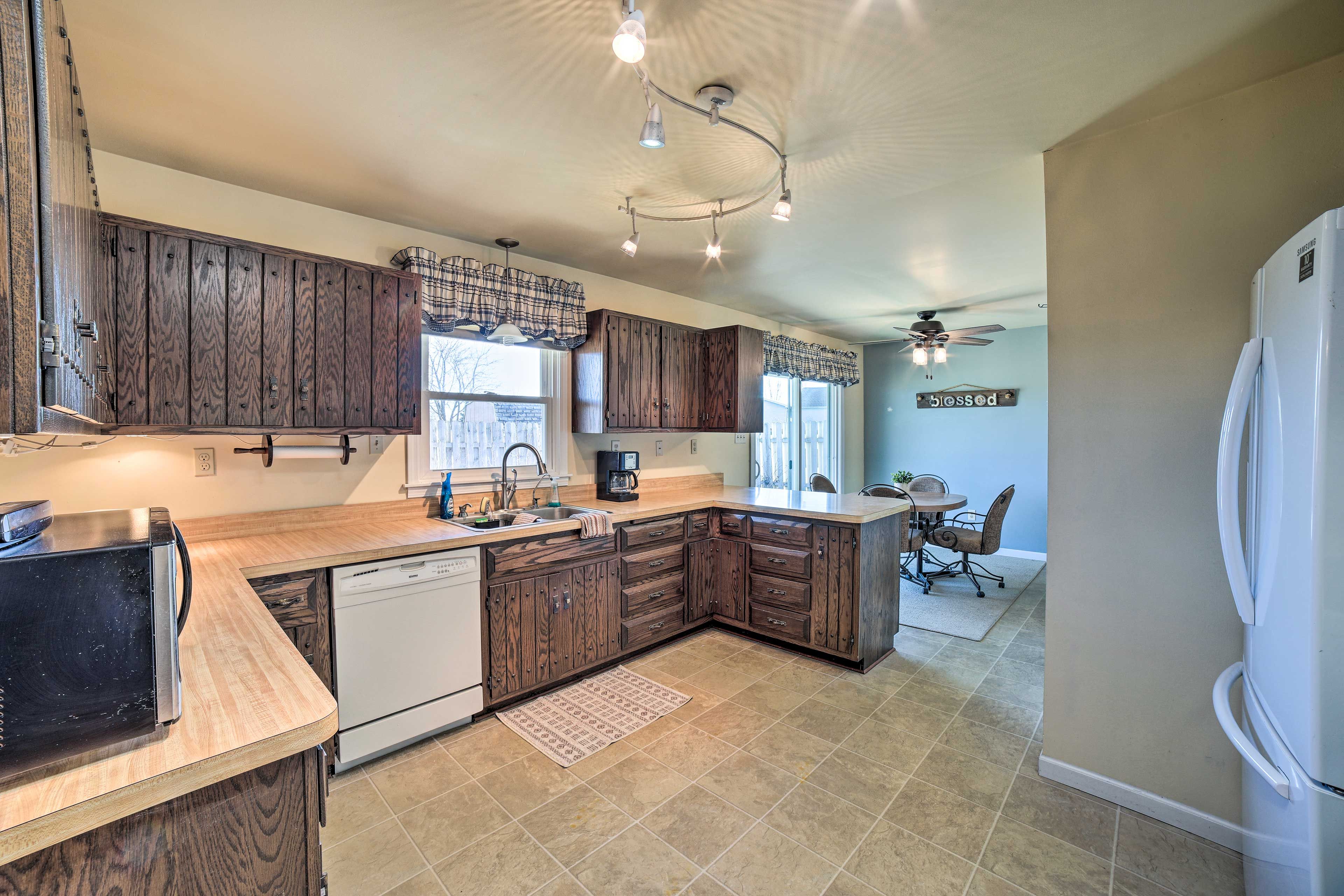 Kitchen | Pots & Pans | Blender | Toaster | Cooking Utensils