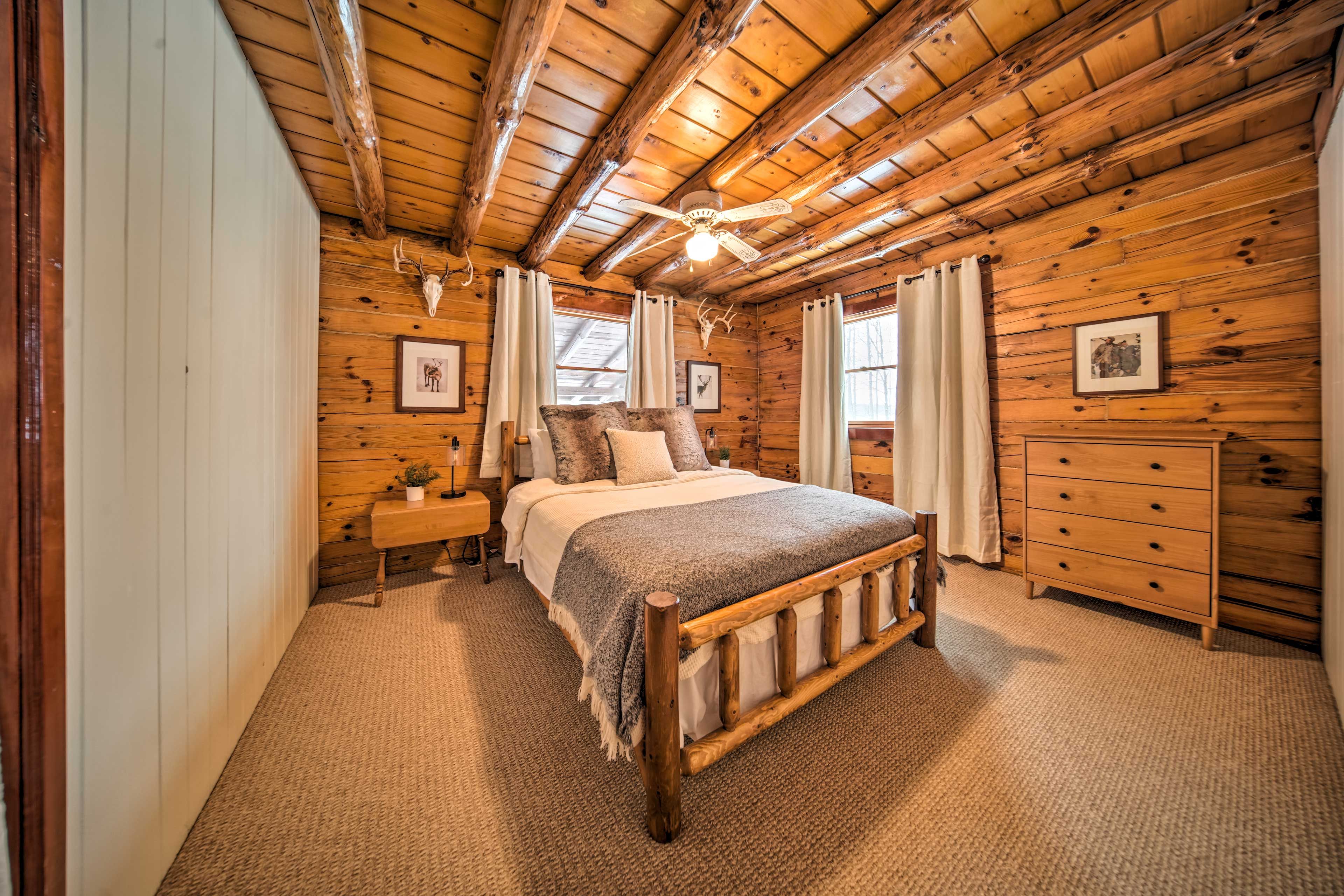 Bedroom 1 | Queen Bed | 1st Floor