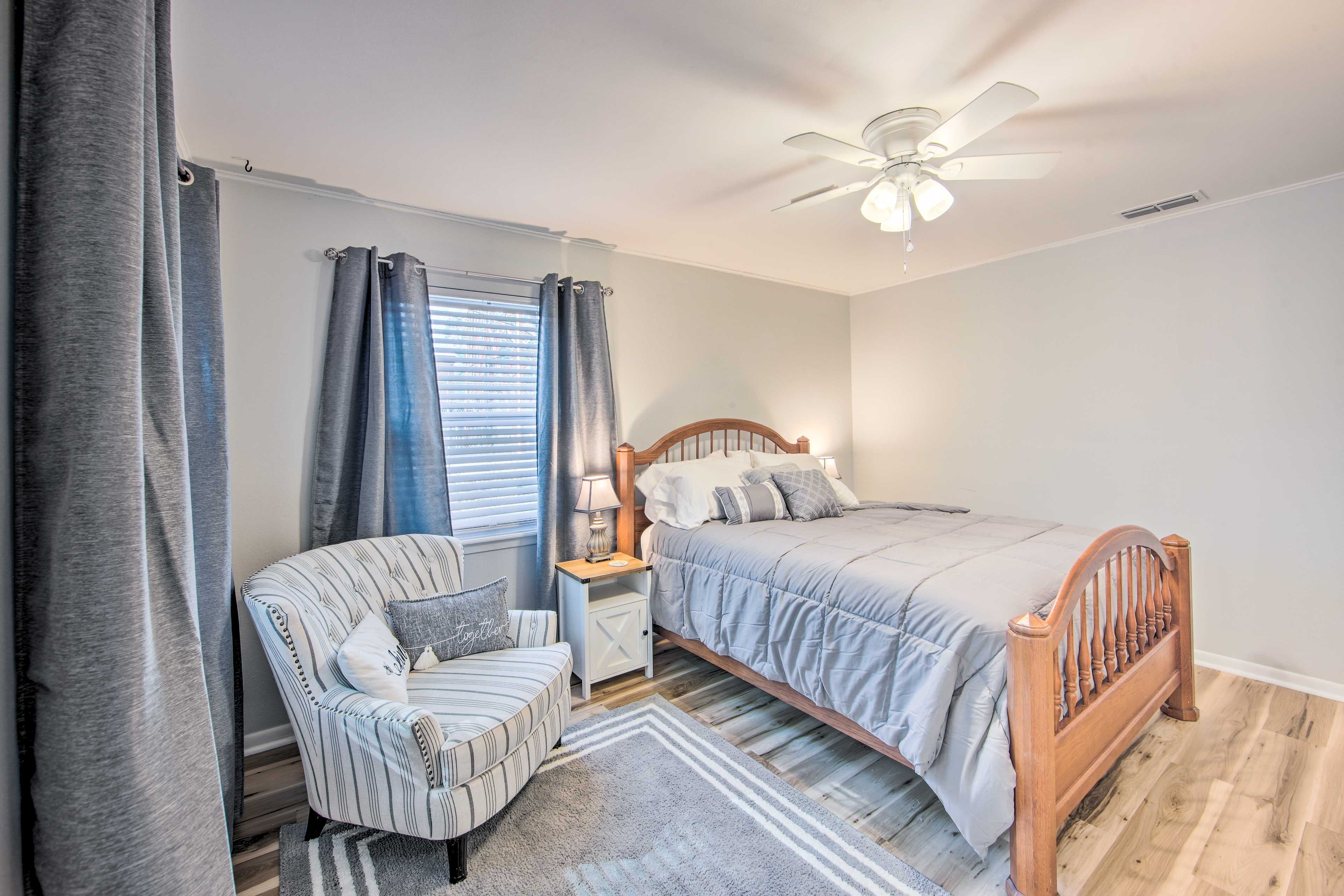 Bedroom 1 | Queen Bed | En-Suite Bathroom